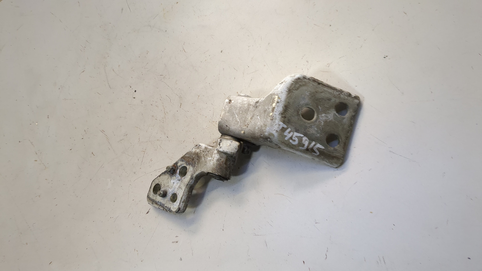 Петля двери