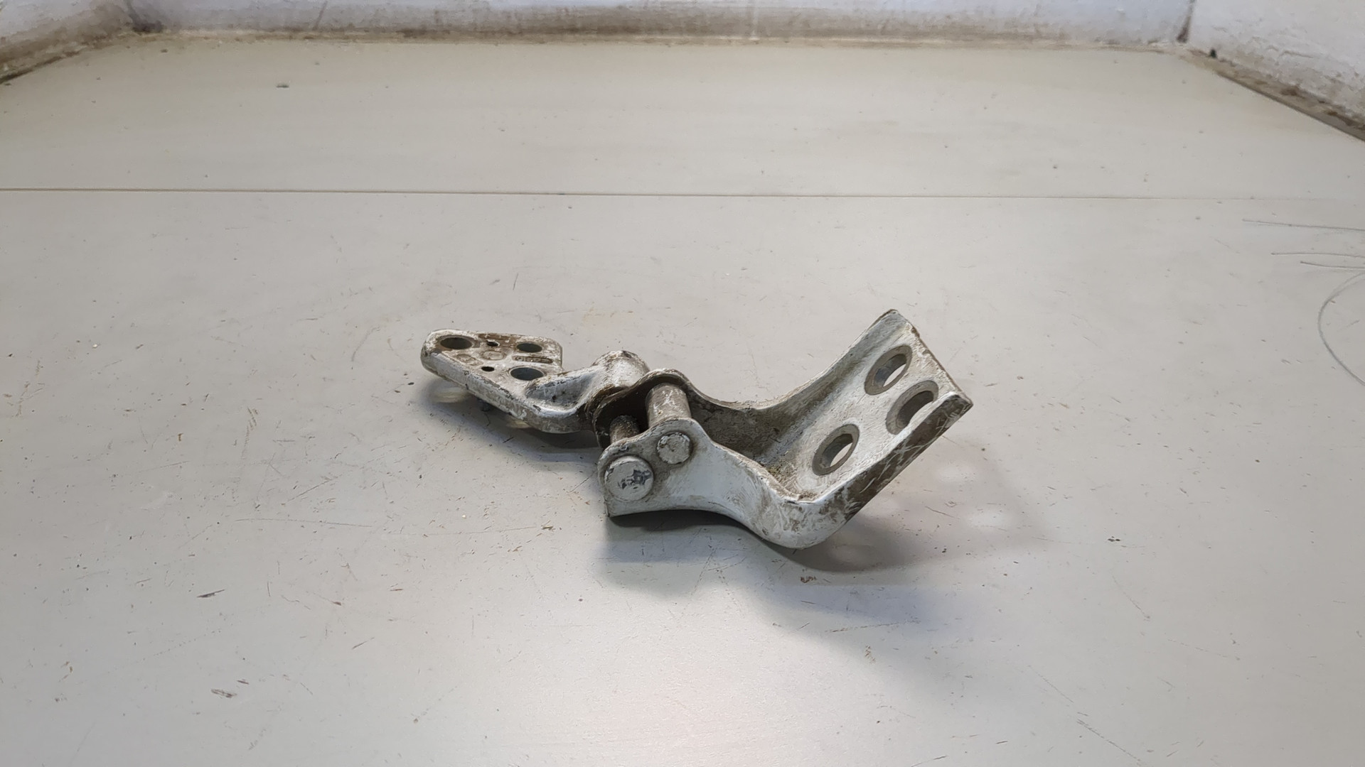 Петля двери