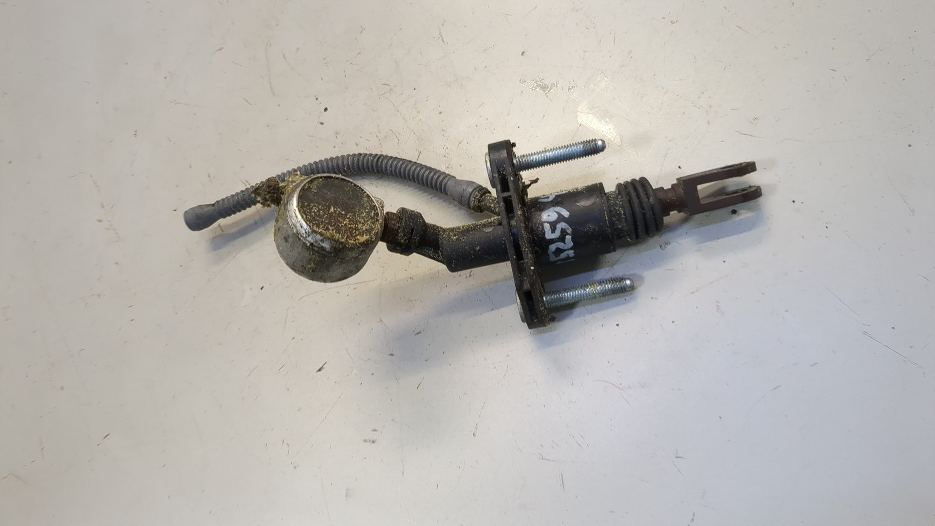 Цилиндр сцепления главный