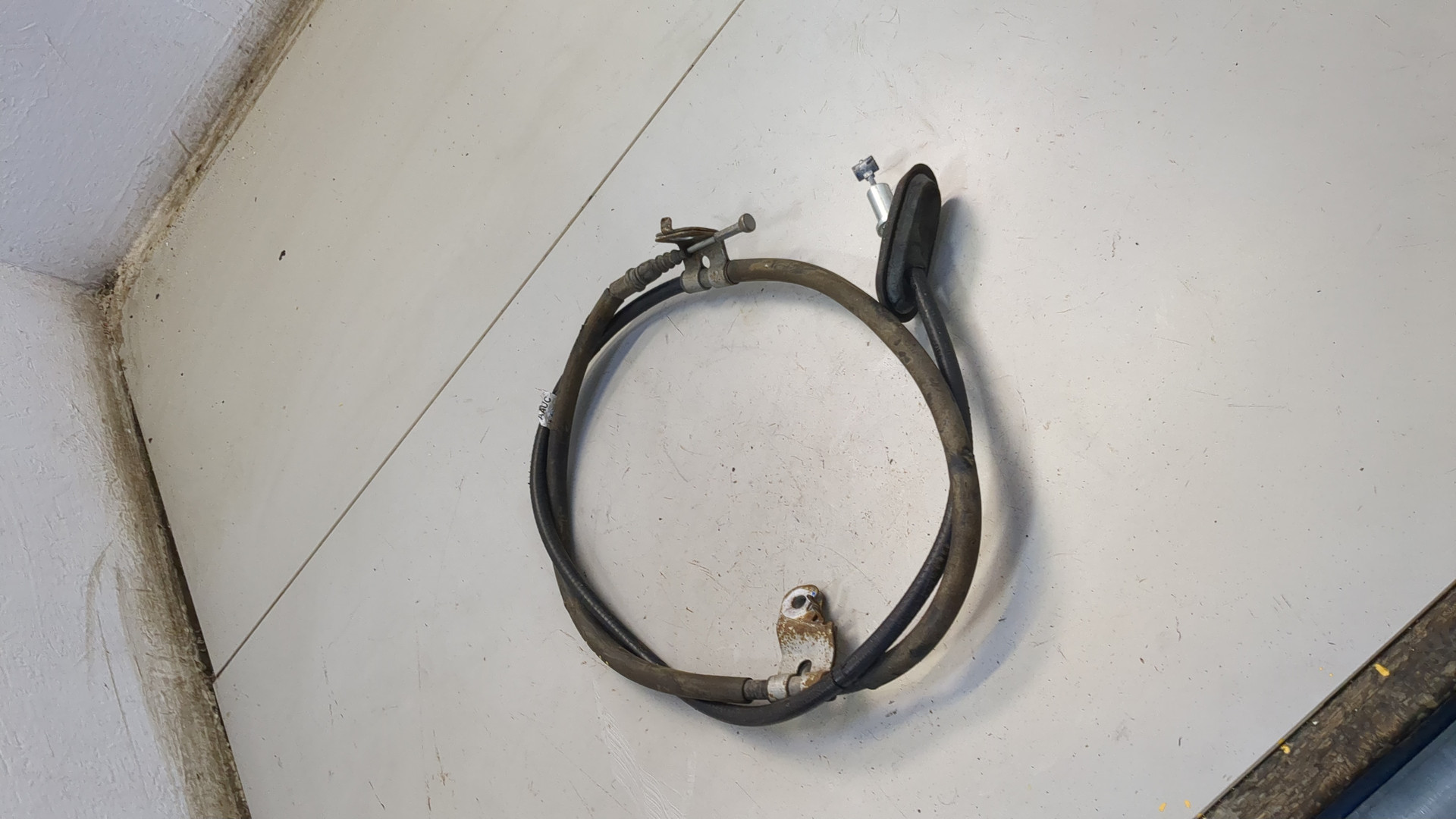 Трос стояночного тормоза