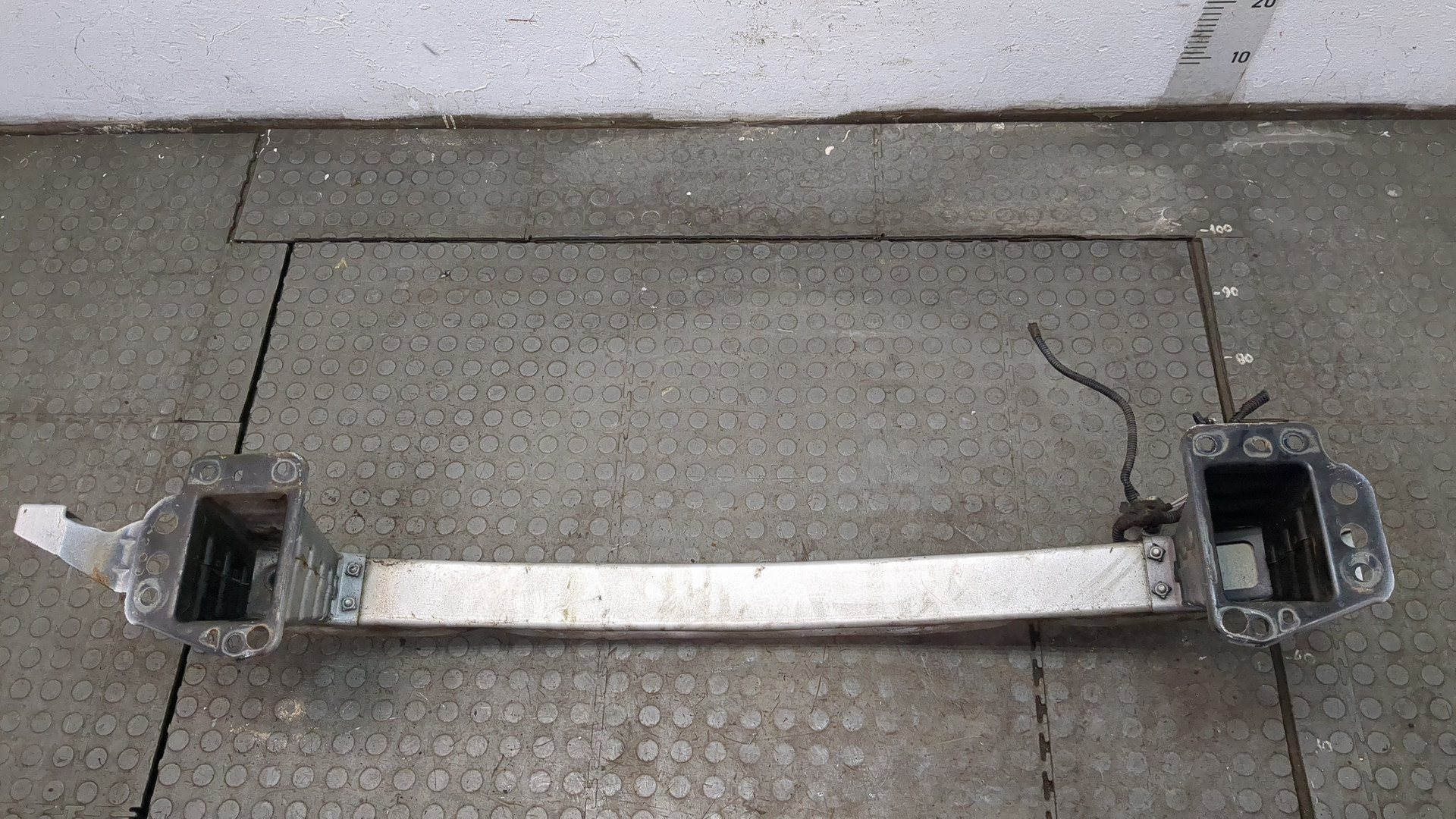 Усилитель переднего бампера