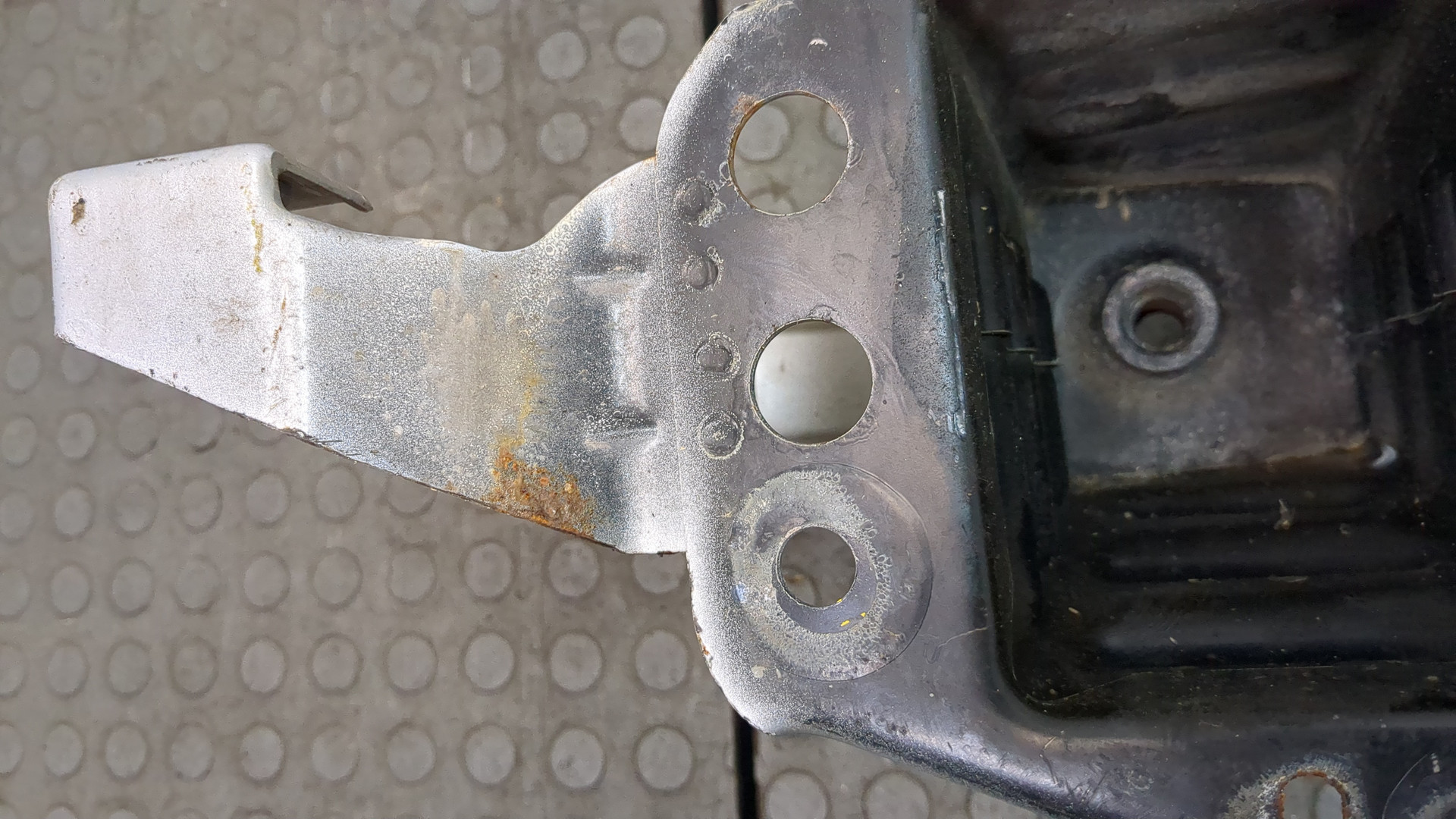 Усилитель переднего бампера