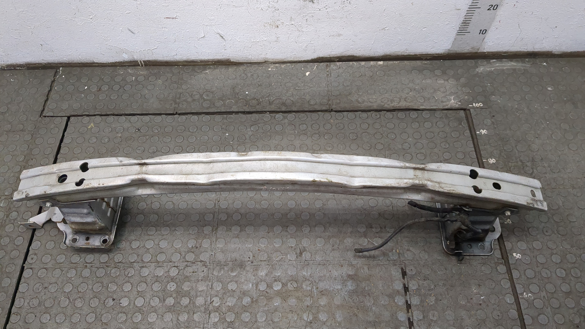 Усилитель переднего бампера