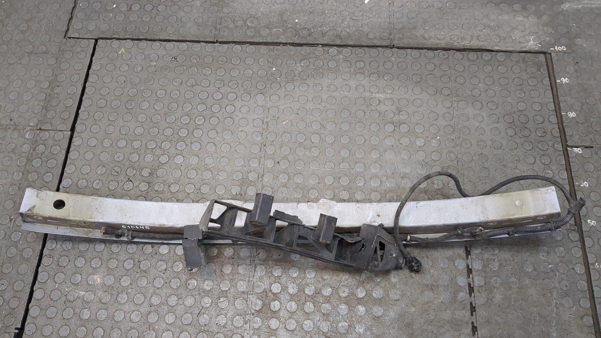 Усилитель переднего бампера