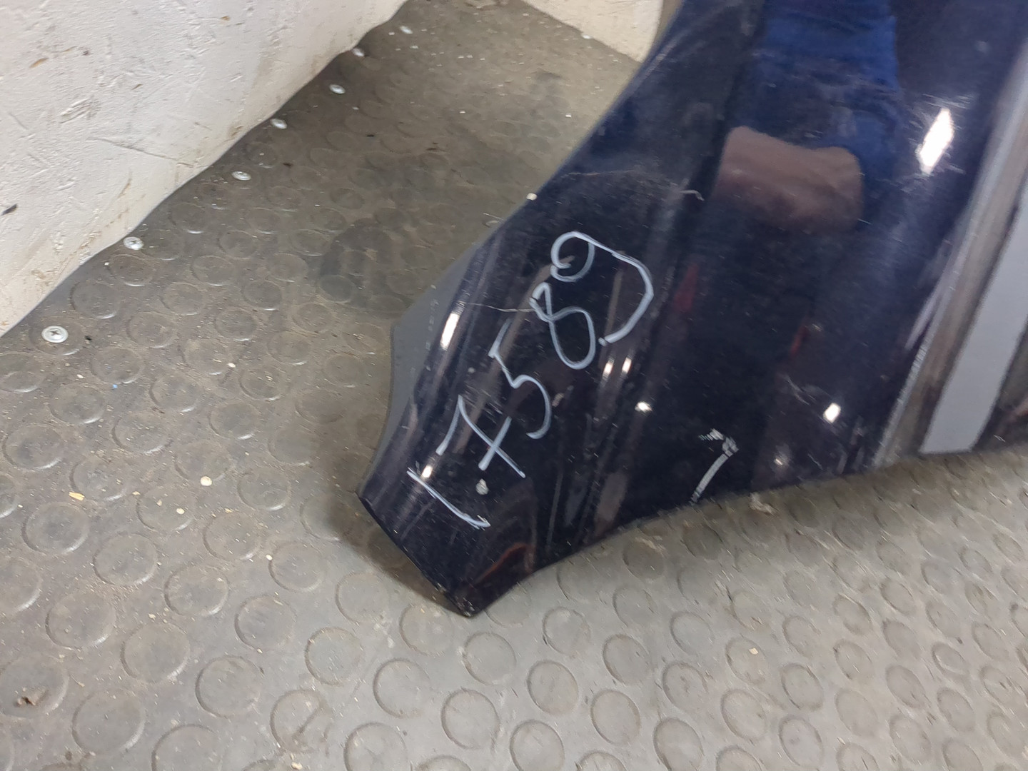 Крыло переднее правое