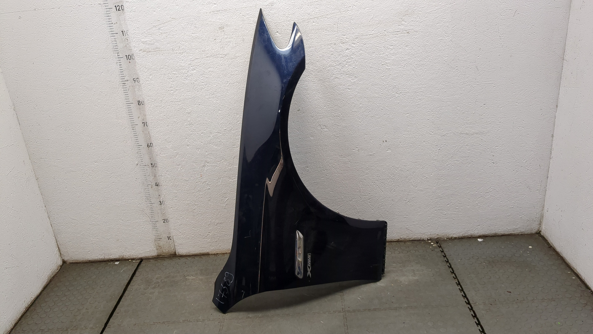 Крыло переднее правое