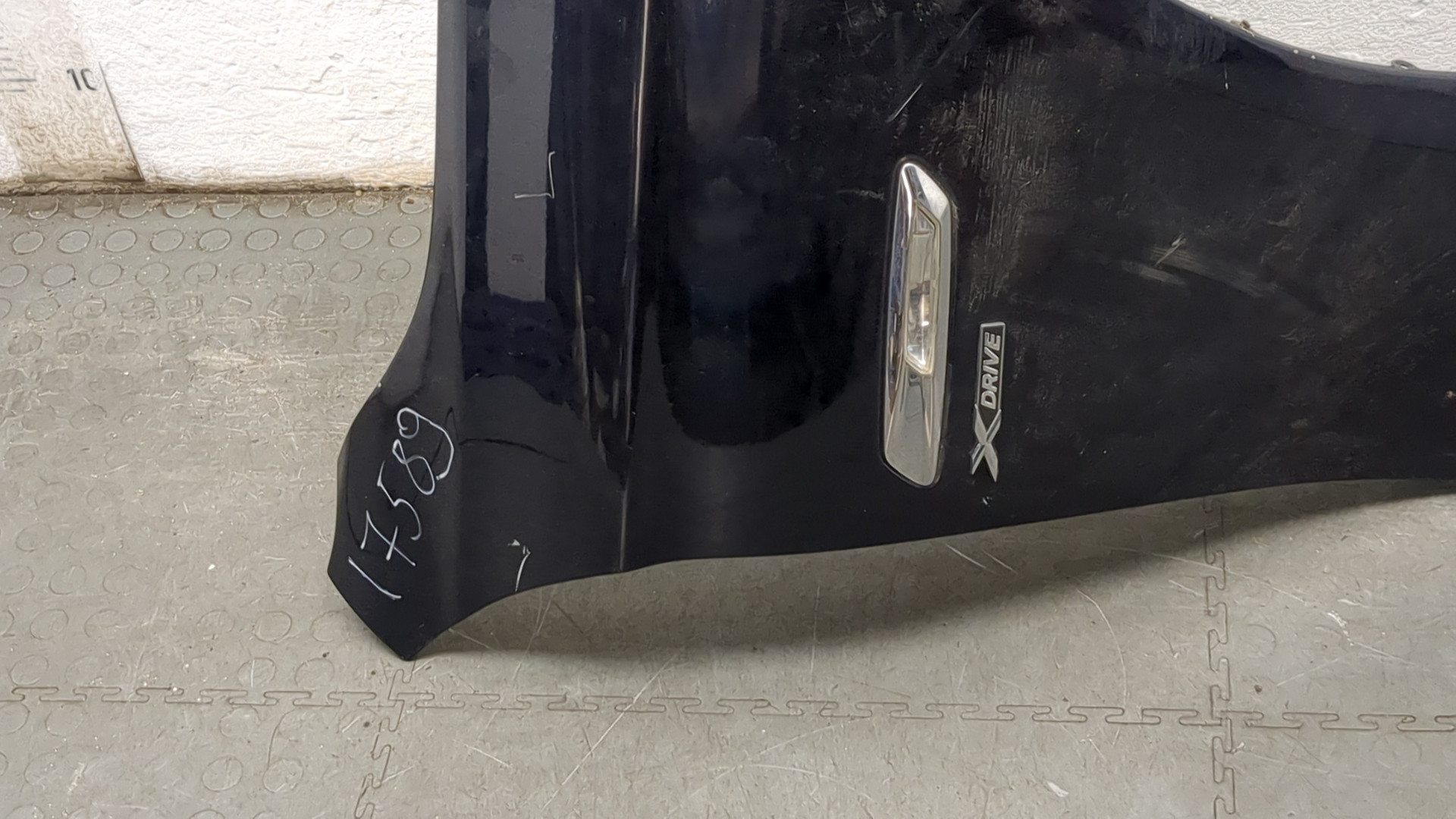 Крыло переднее правое