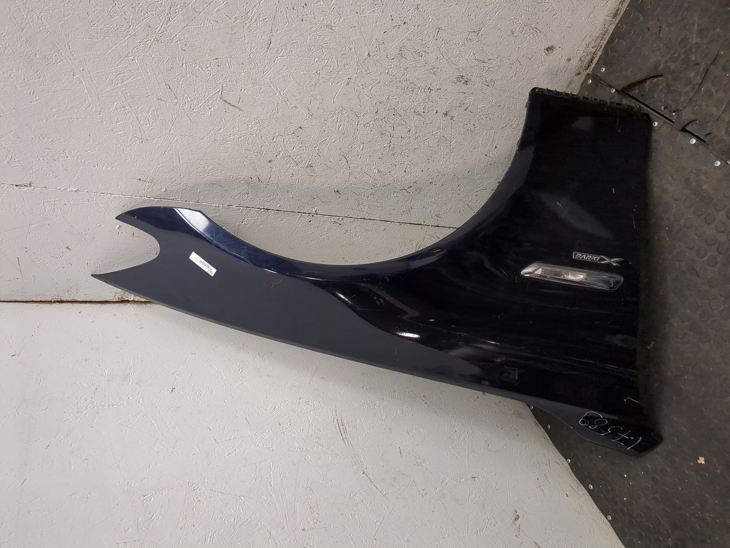 Крыло переднее правое