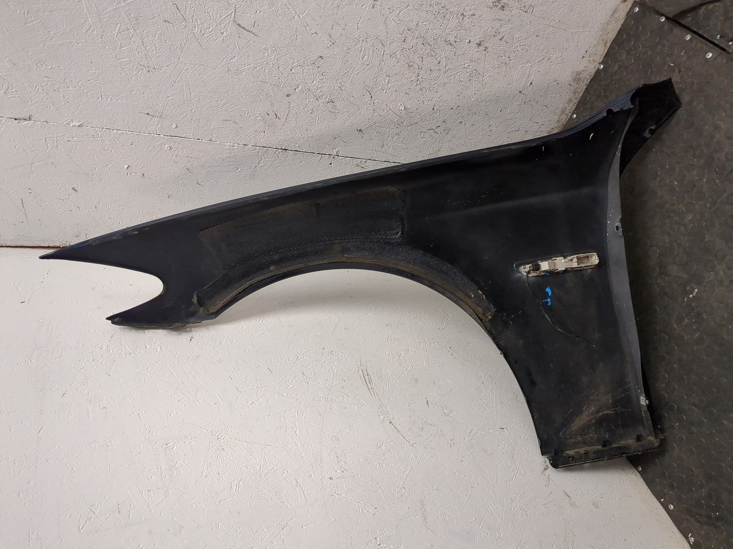 Крыло переднее правое