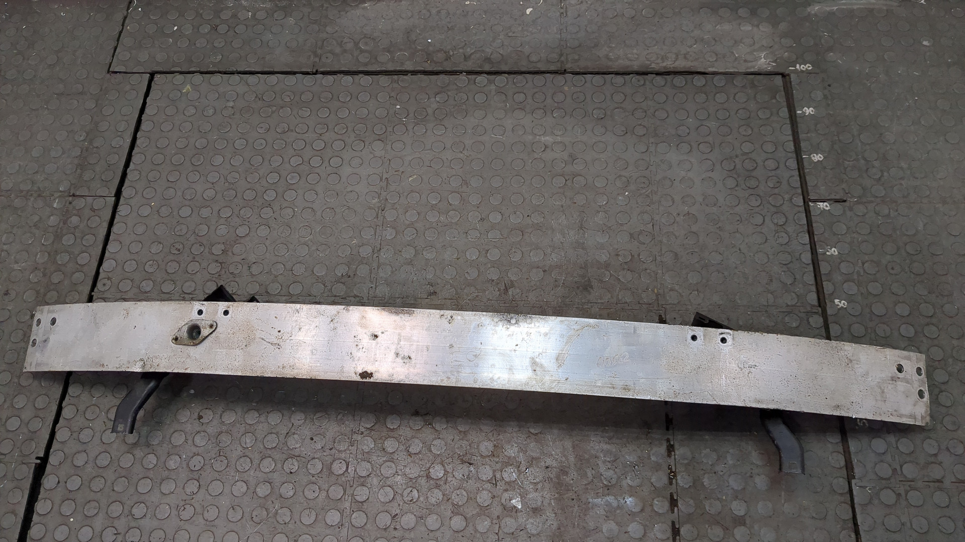 Усилитель переднего бампера