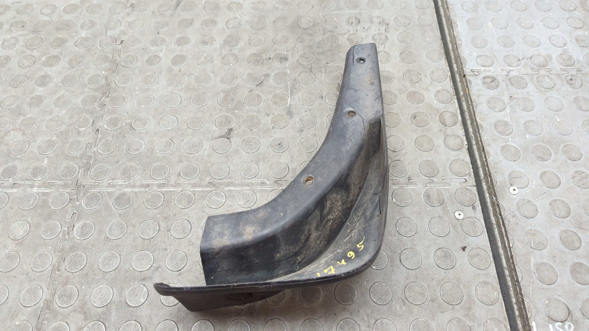 Брызговик задний левый