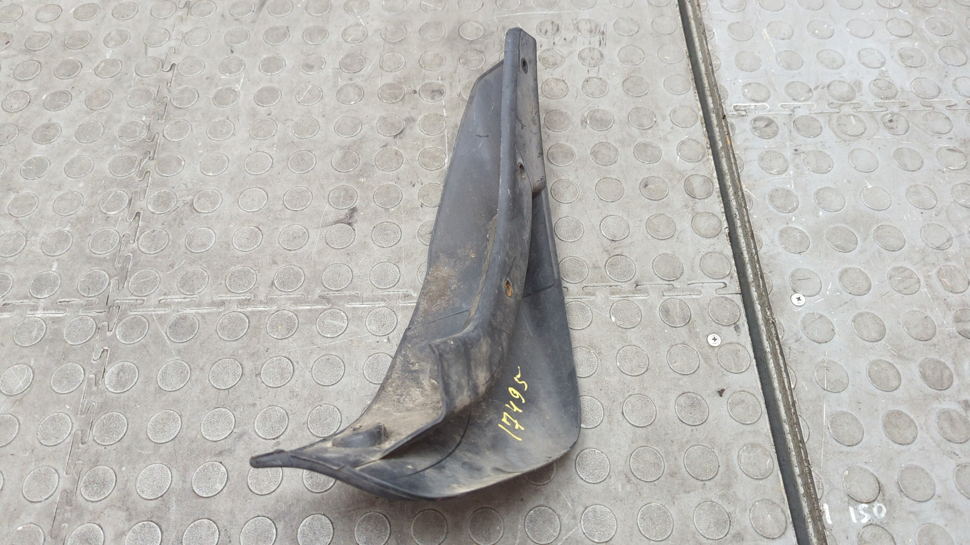 Брызговик задний левый