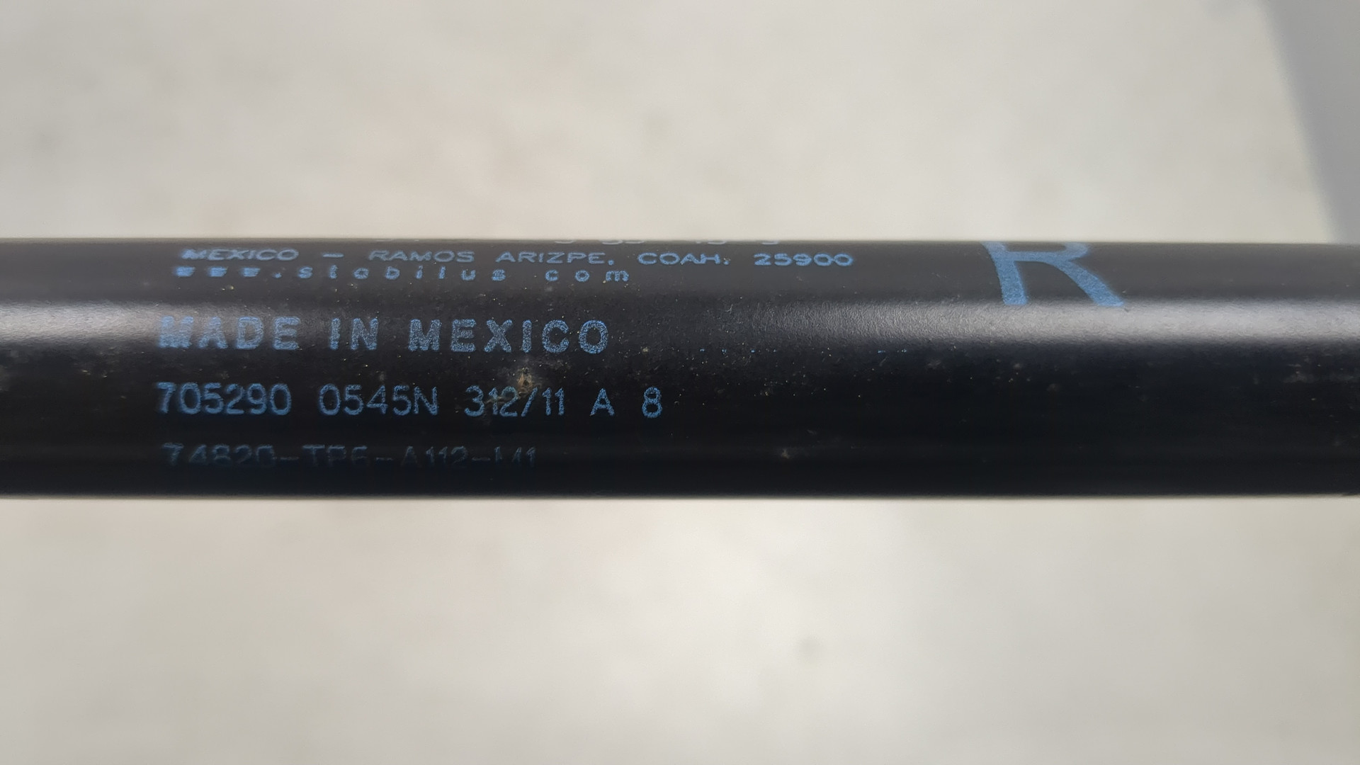 Амортизатор крышки багажника