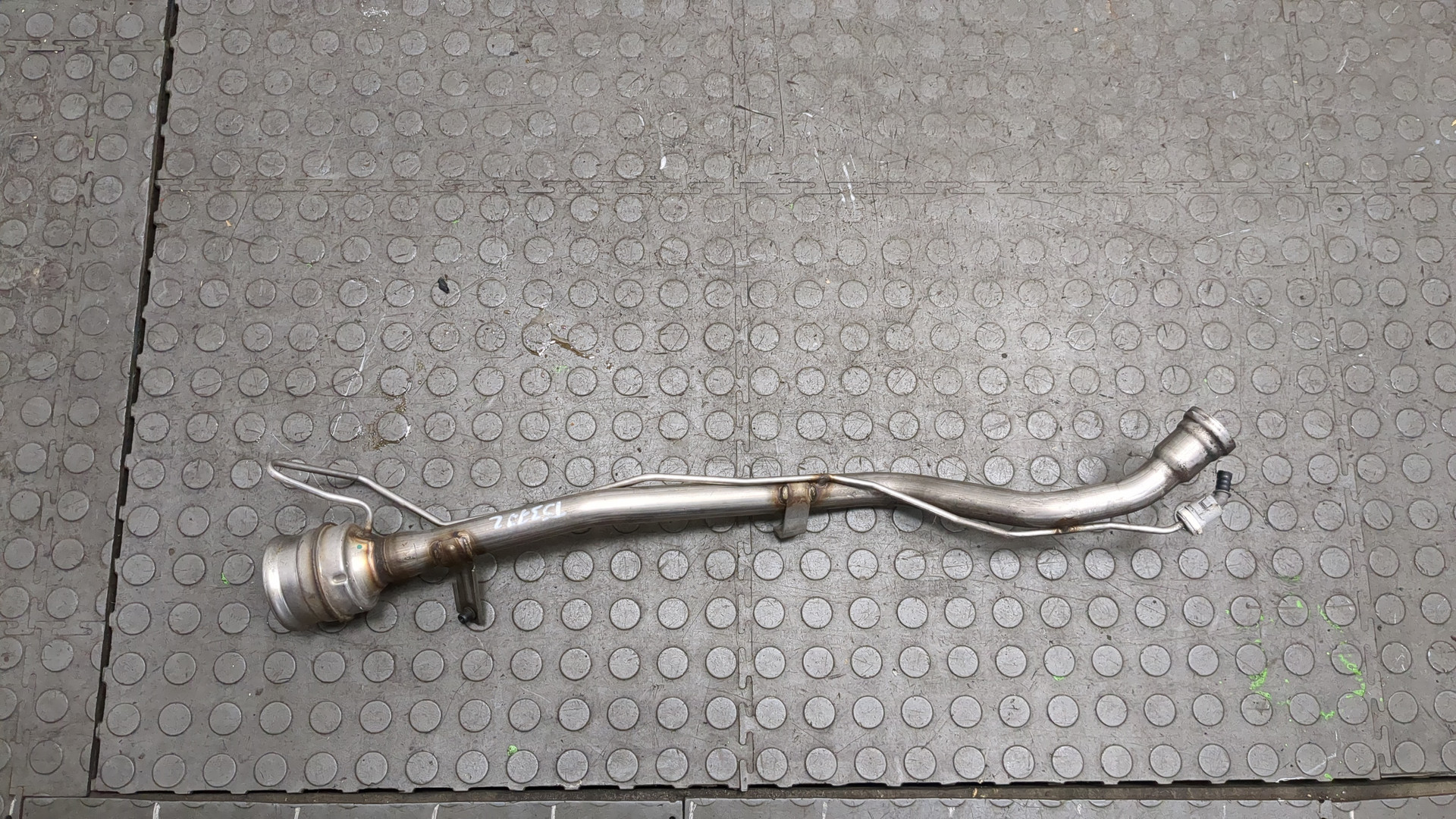 Горловина топливного бака