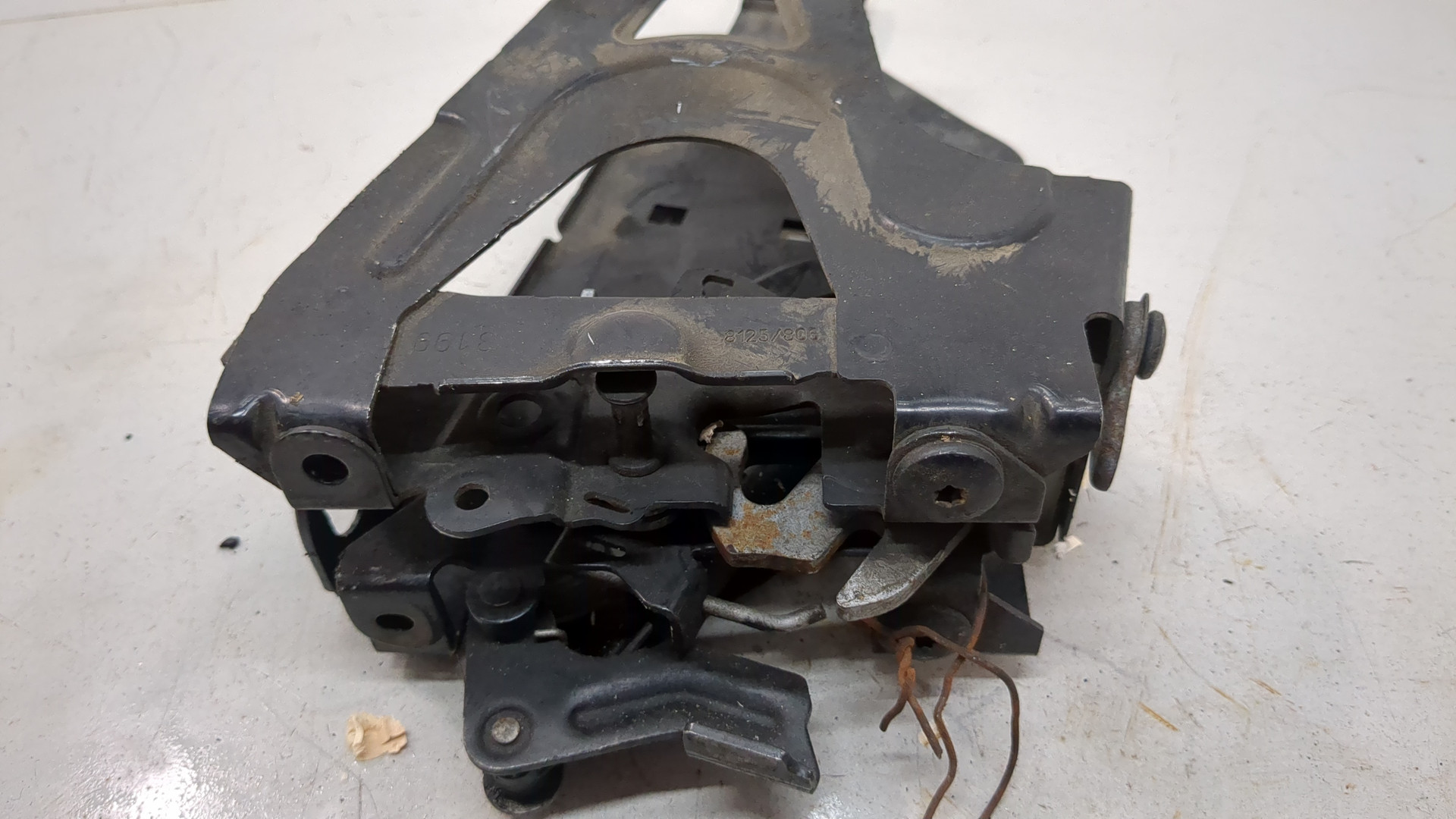 Замок капота