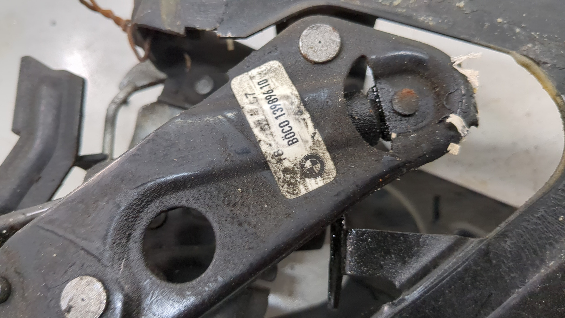 Замок капота