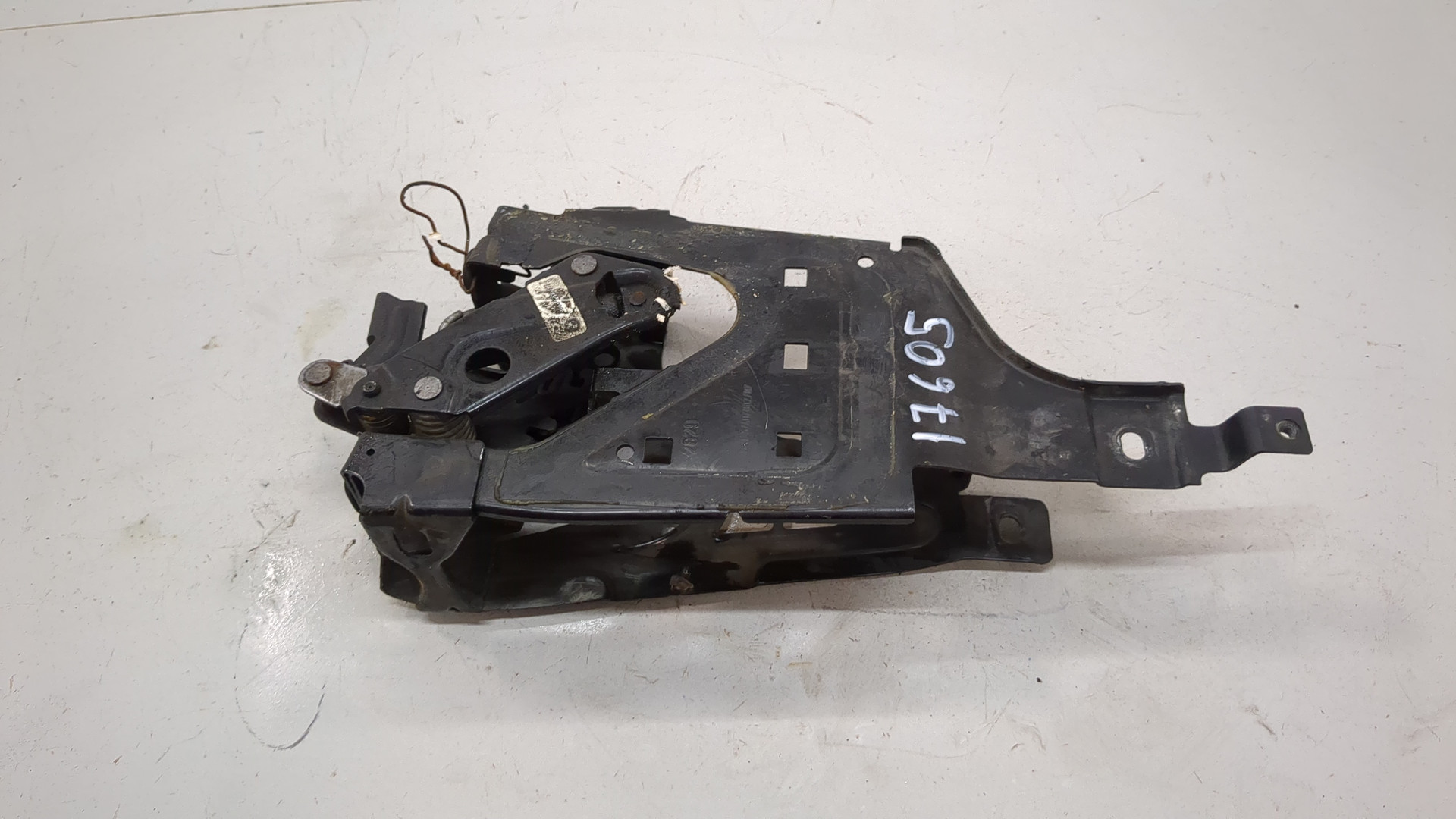 Замок капота