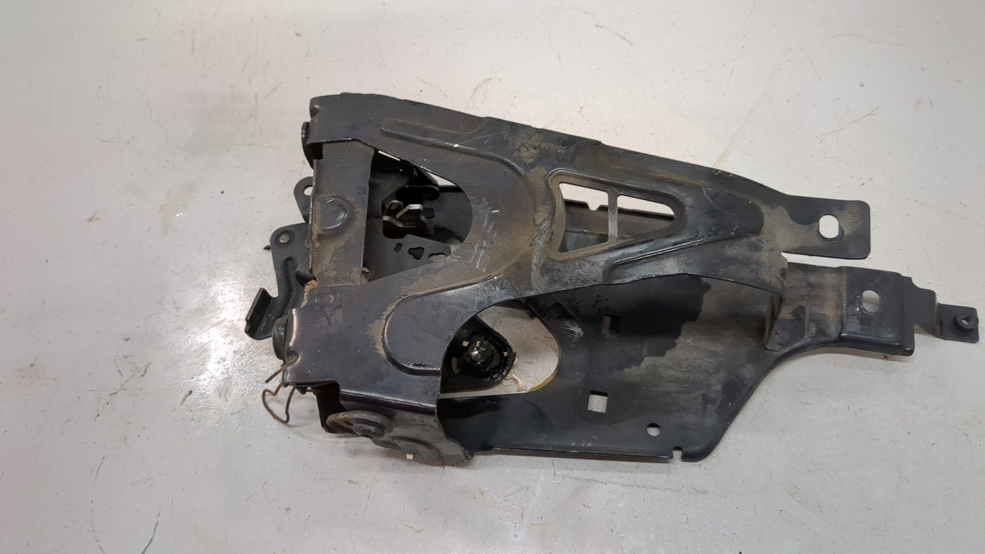 Замок капота