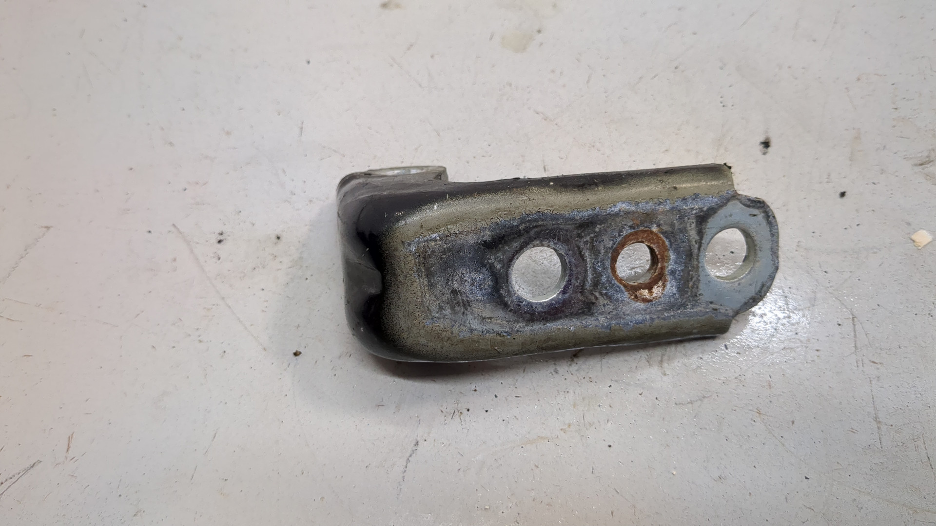 Петля двери