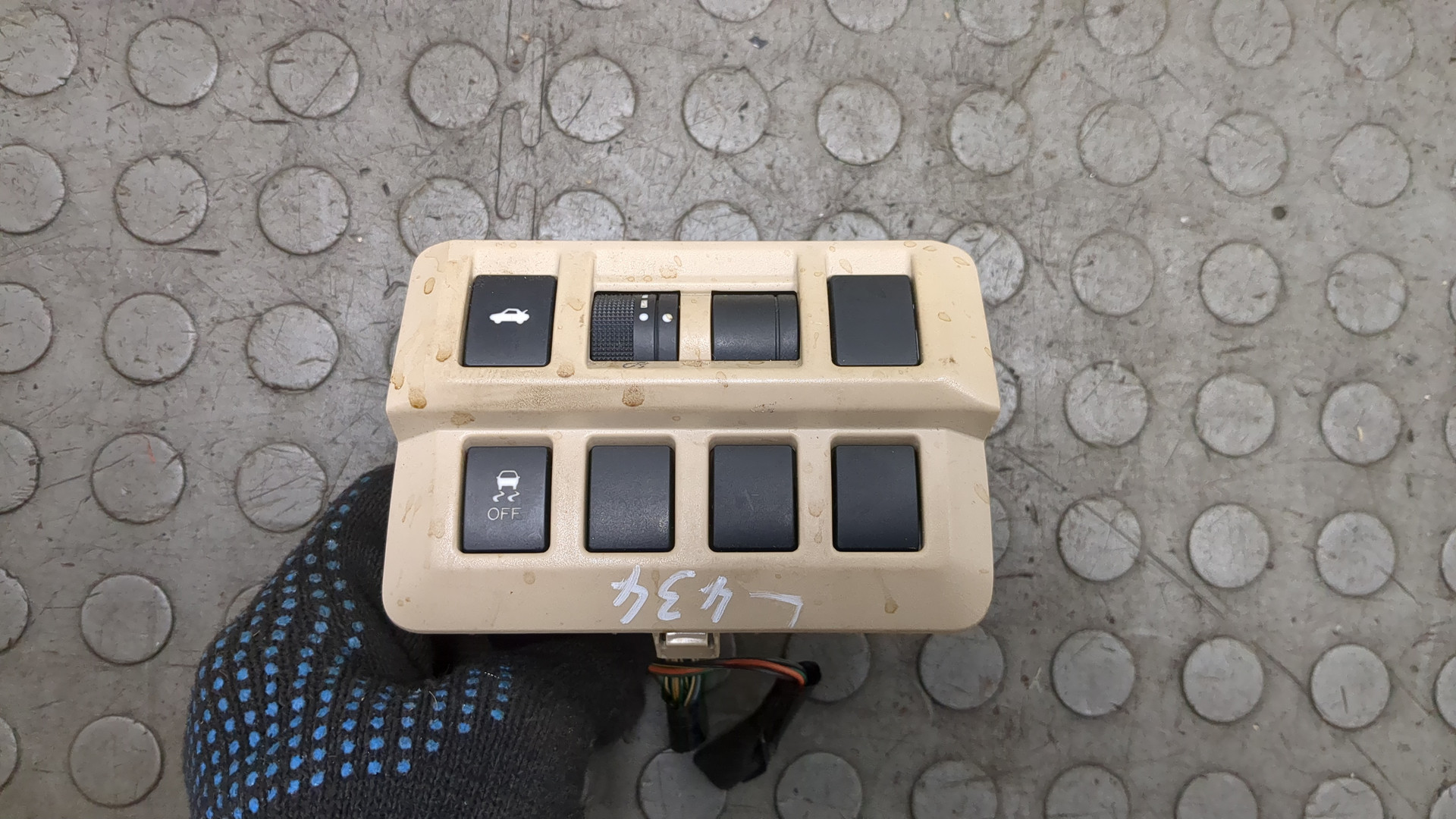 Кнопка открывания багажника