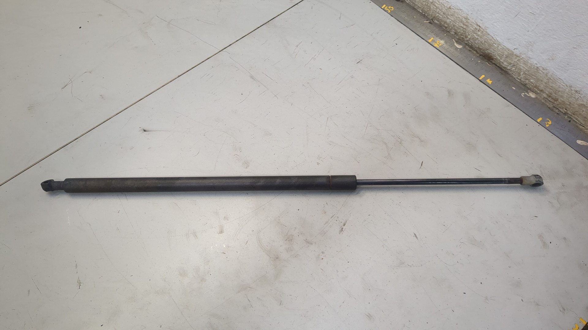 Амортизатор крышки багажника