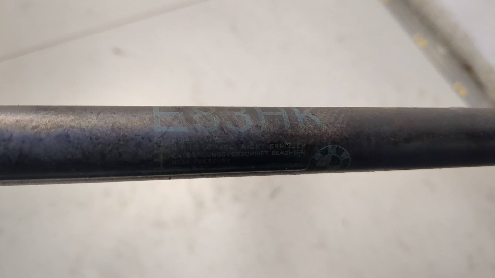 Амортизатор крышки багажника