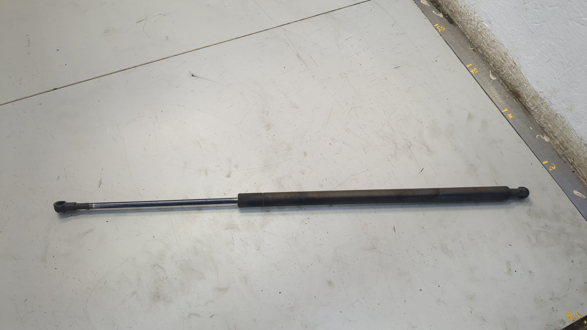 Амортизатор крышки багажника