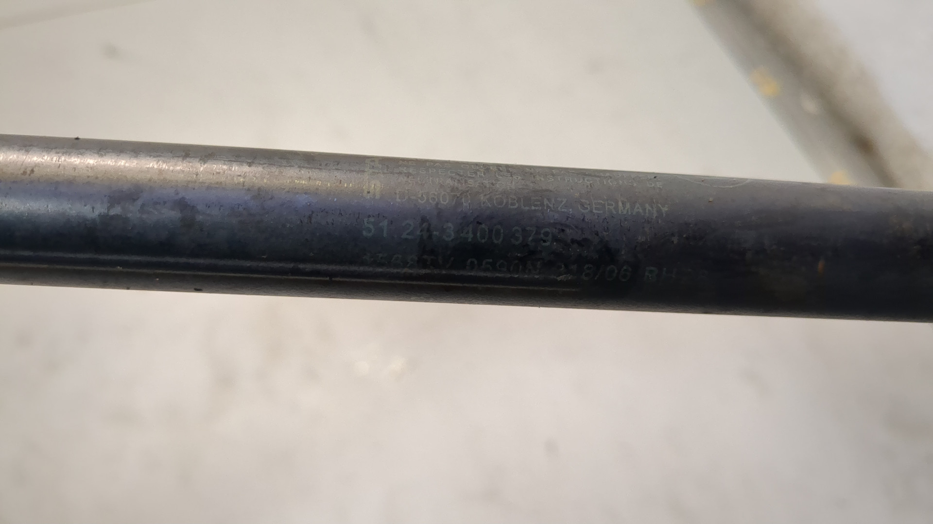 Амортизатор крышки багажника