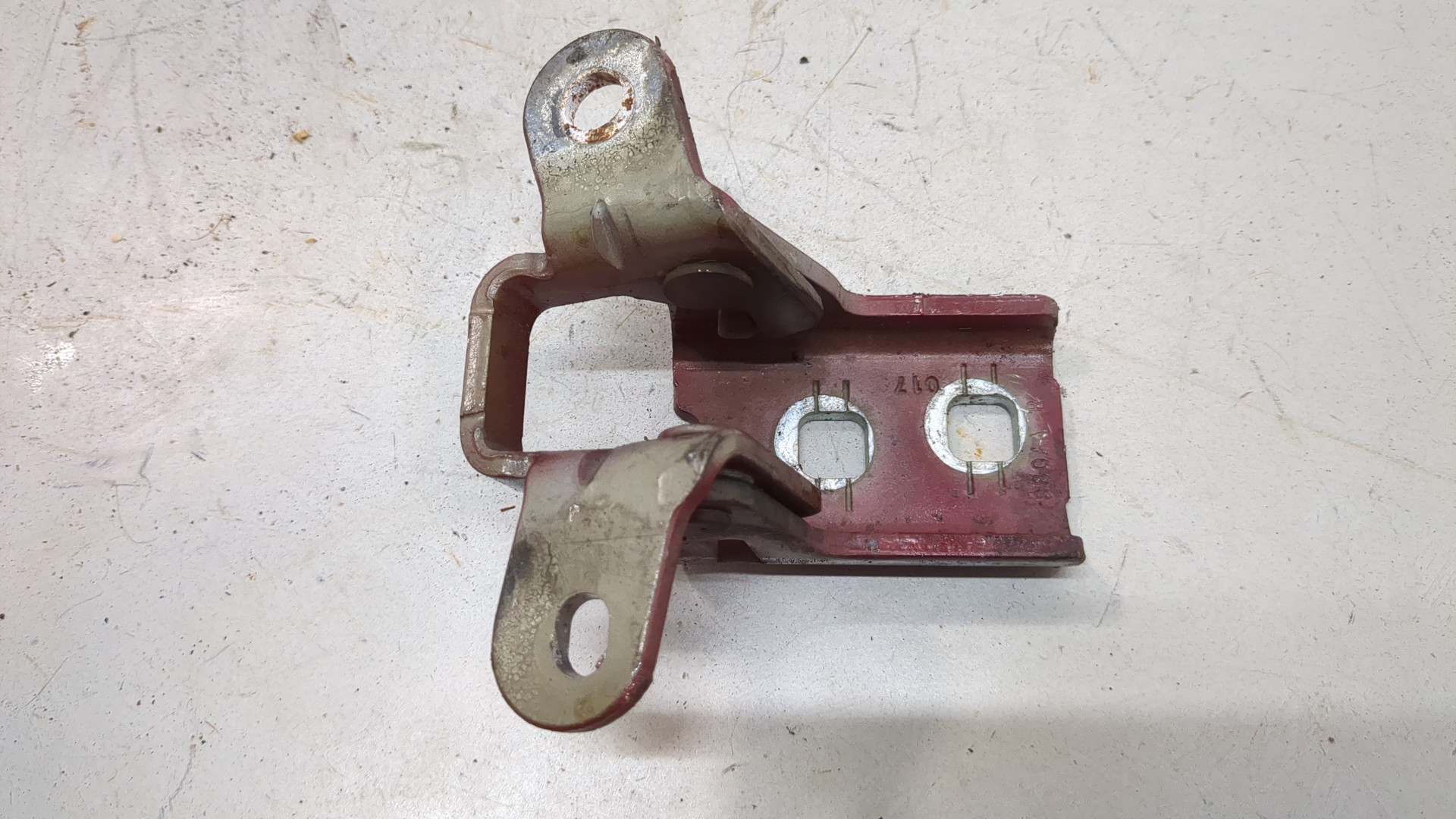 Петля двери