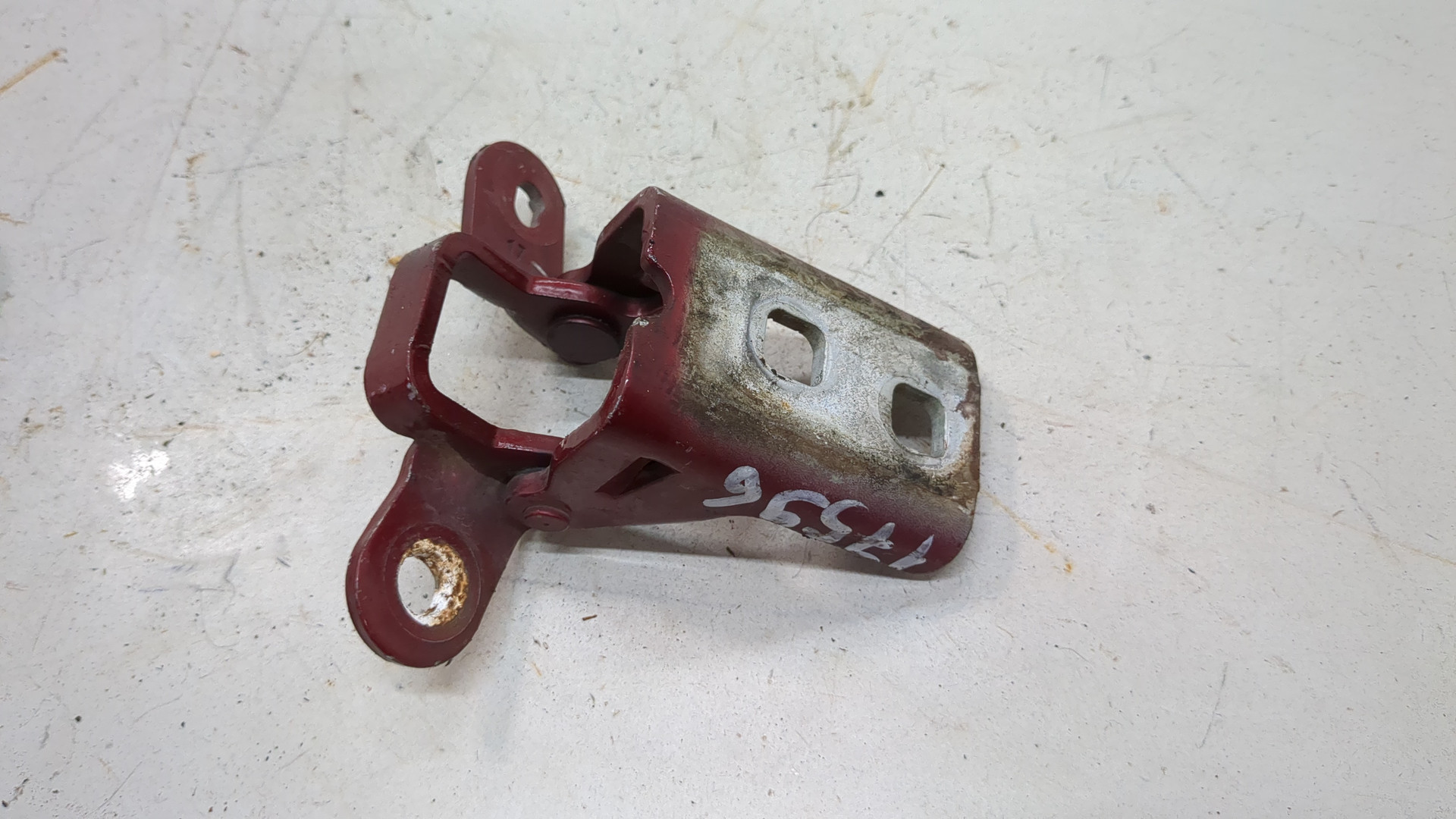 Петля двери