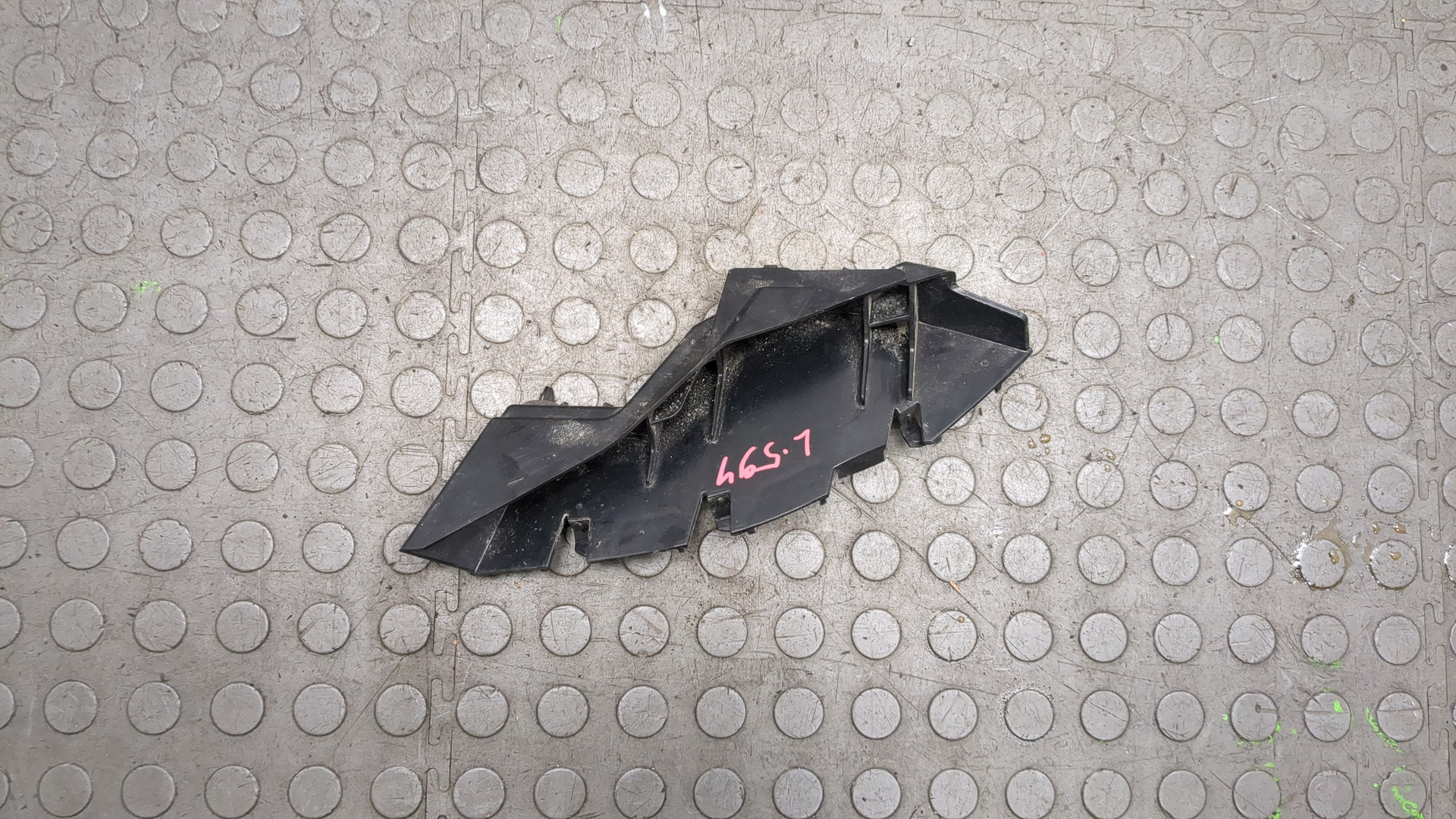 Кронштейн заднего бампера правый