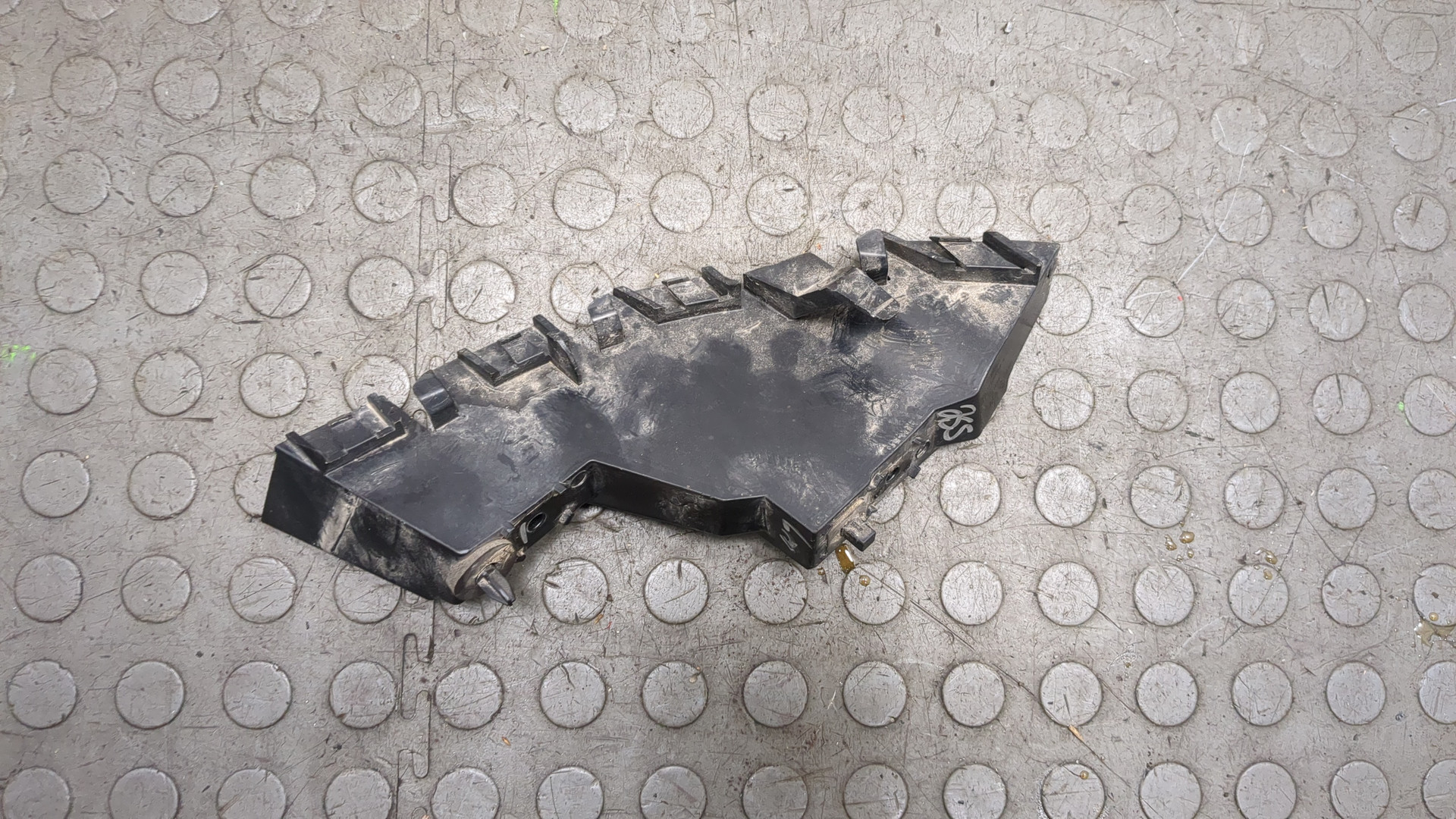 Кронштейн заднего бампера правый