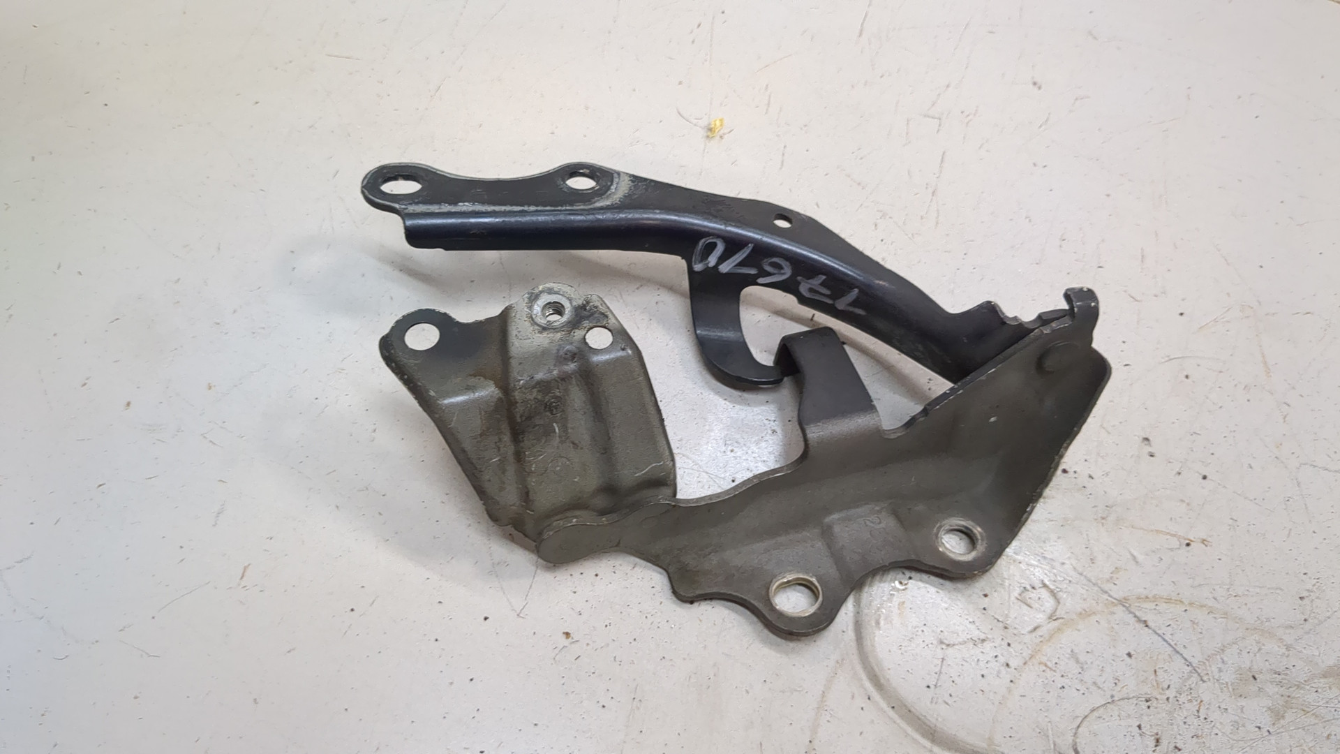 Петля капота левая