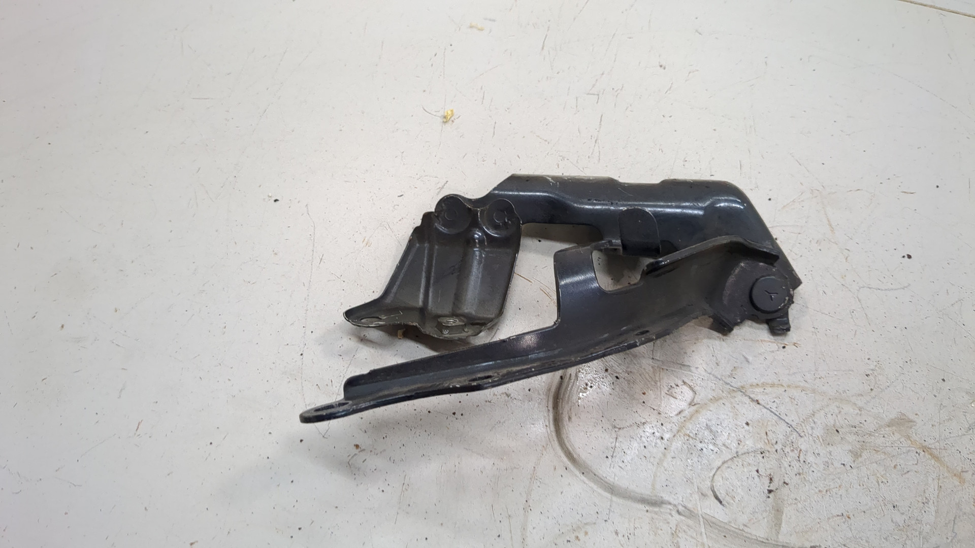 Петля капота левая