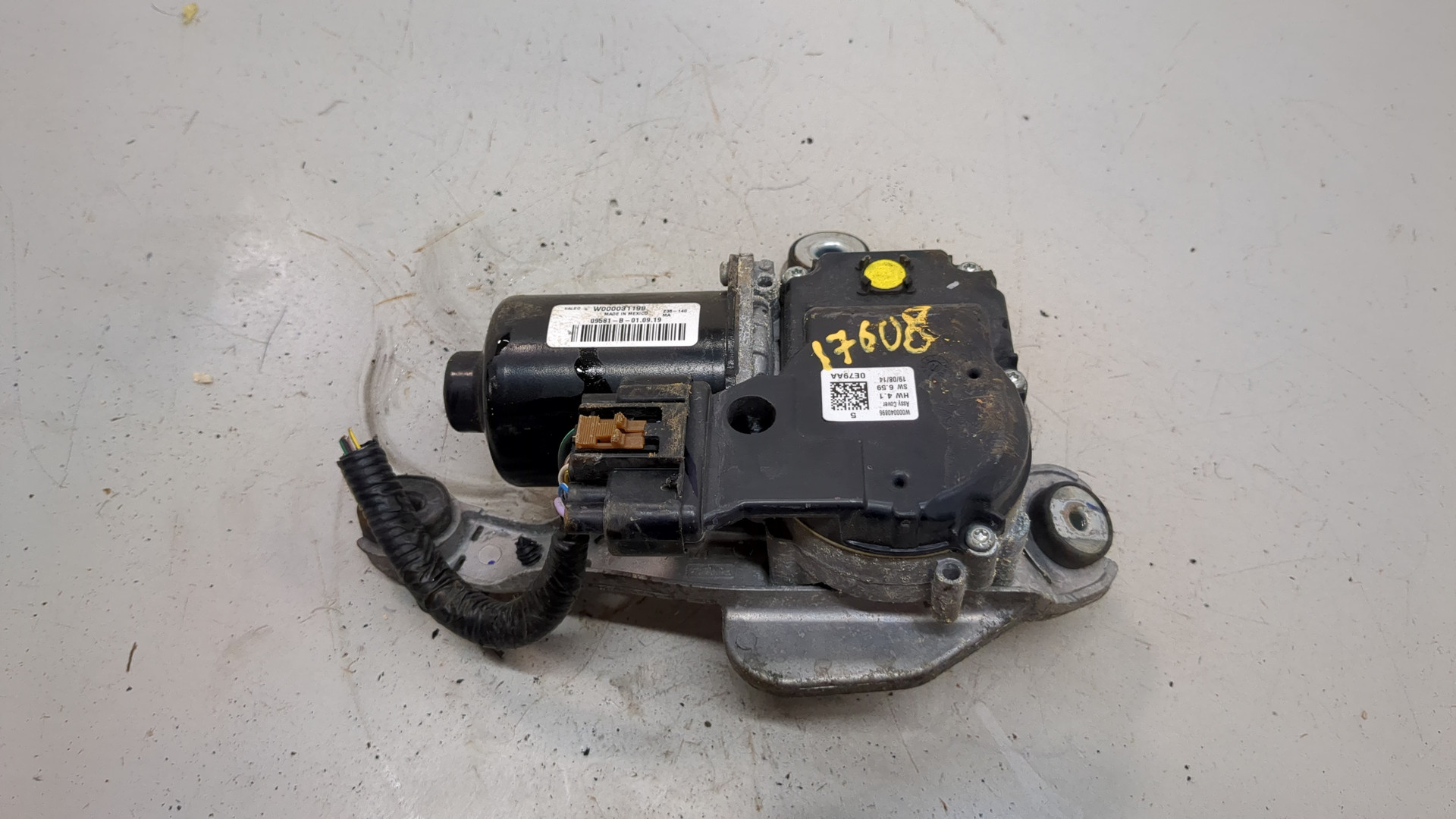 Моторчик стеклоочистителя передний