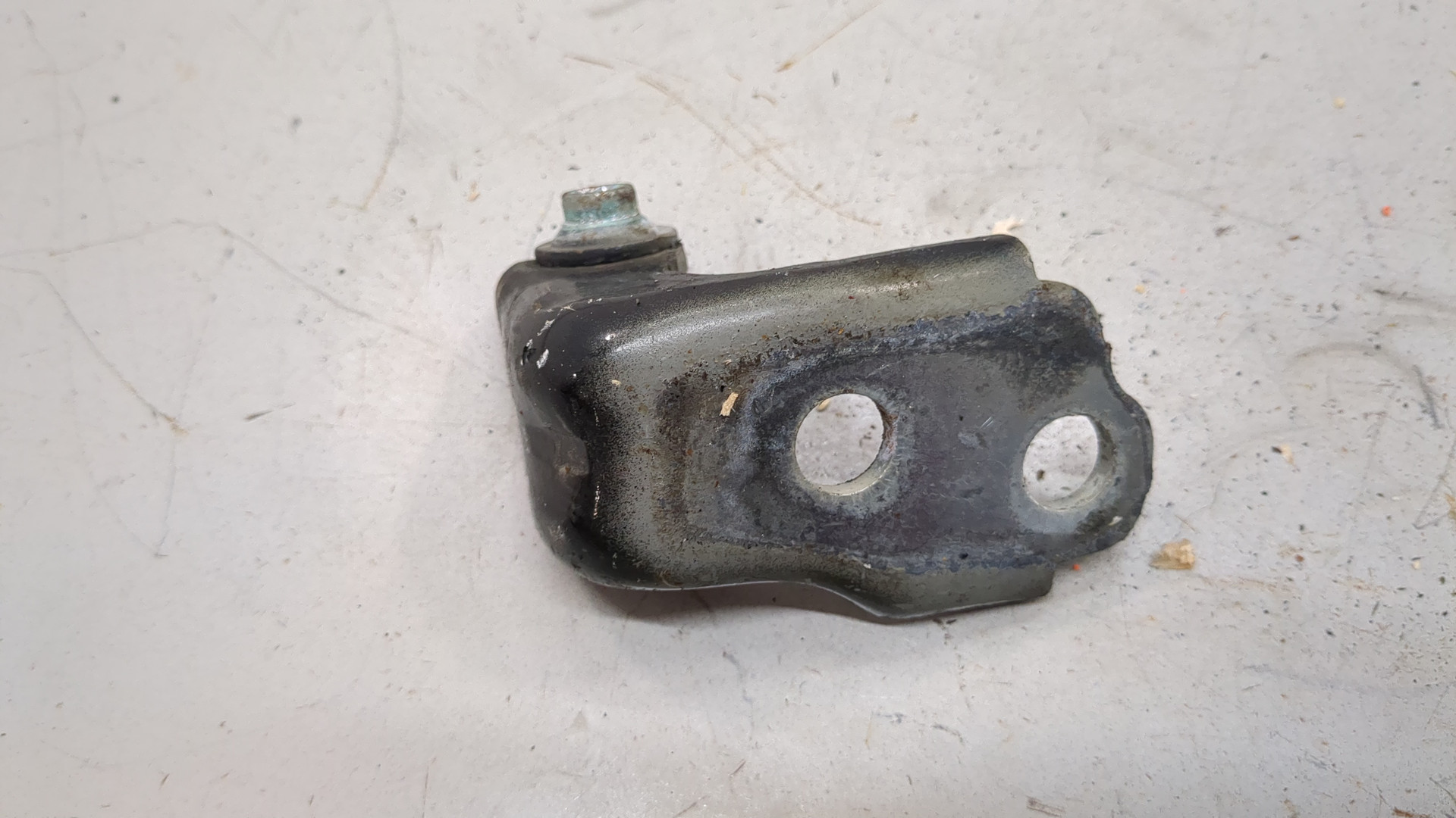 Петля двери