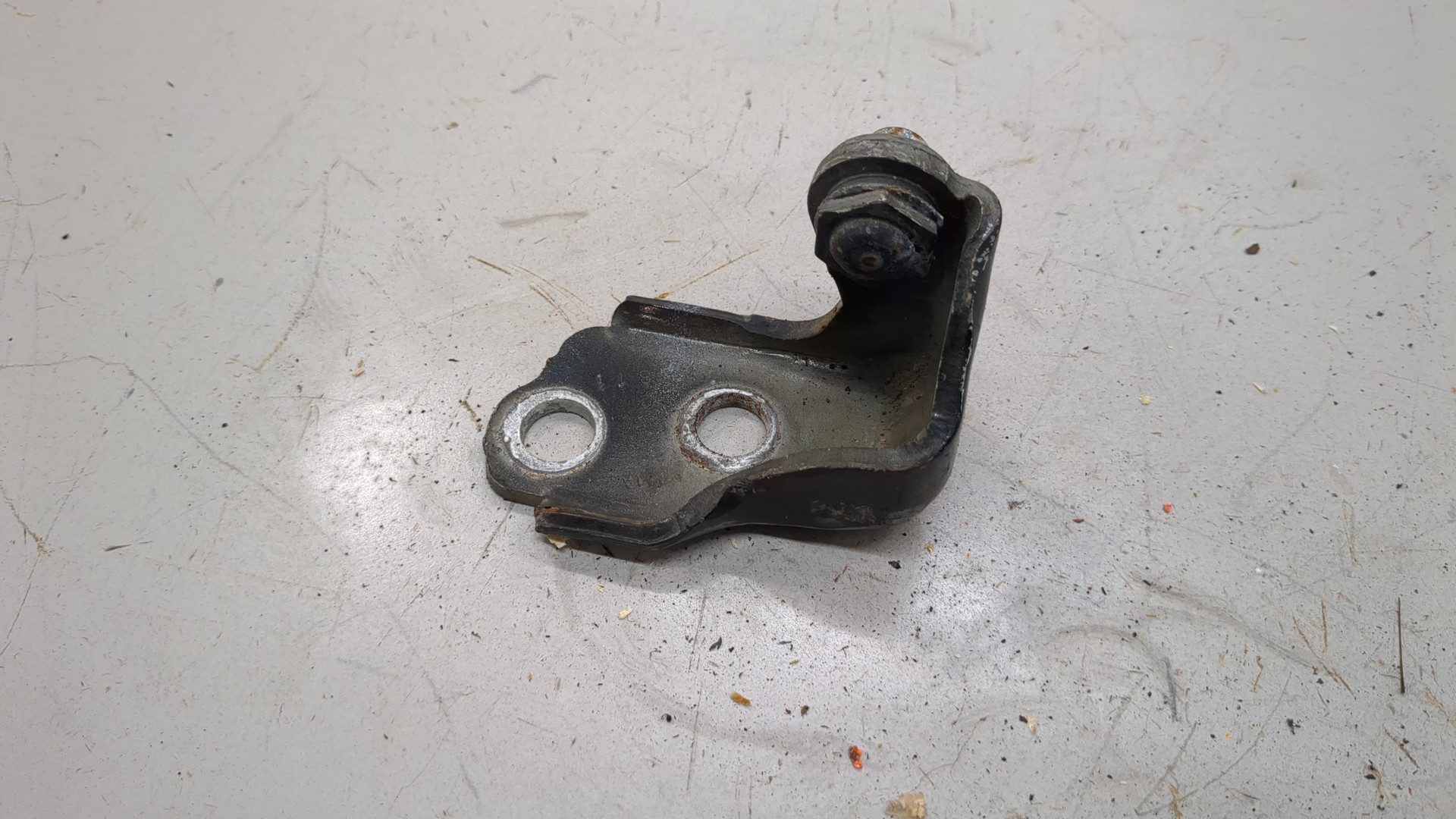 Петля двери