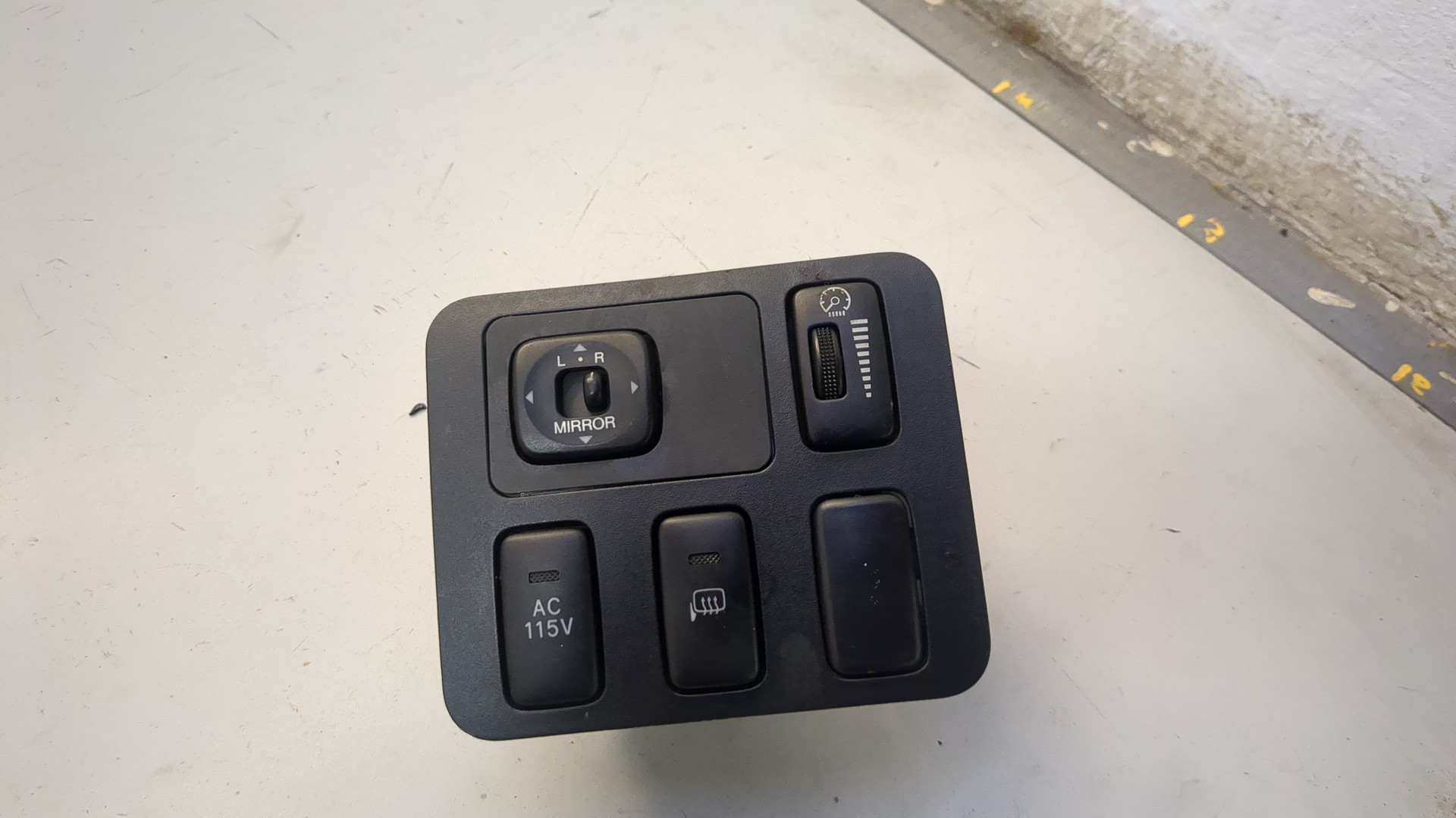 Кнопка регулировки зеркала