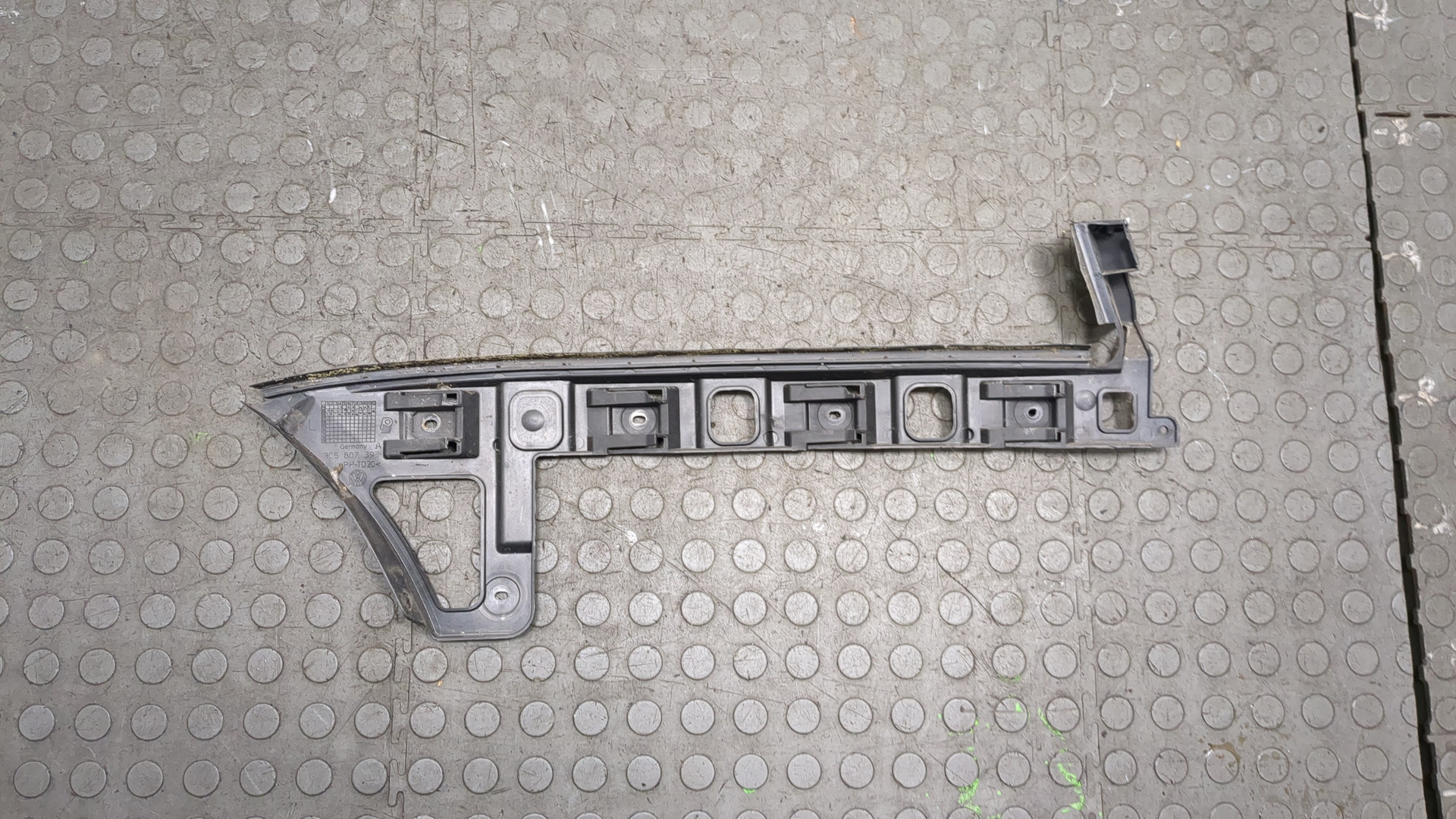 Кронштейн заднего бампера левый