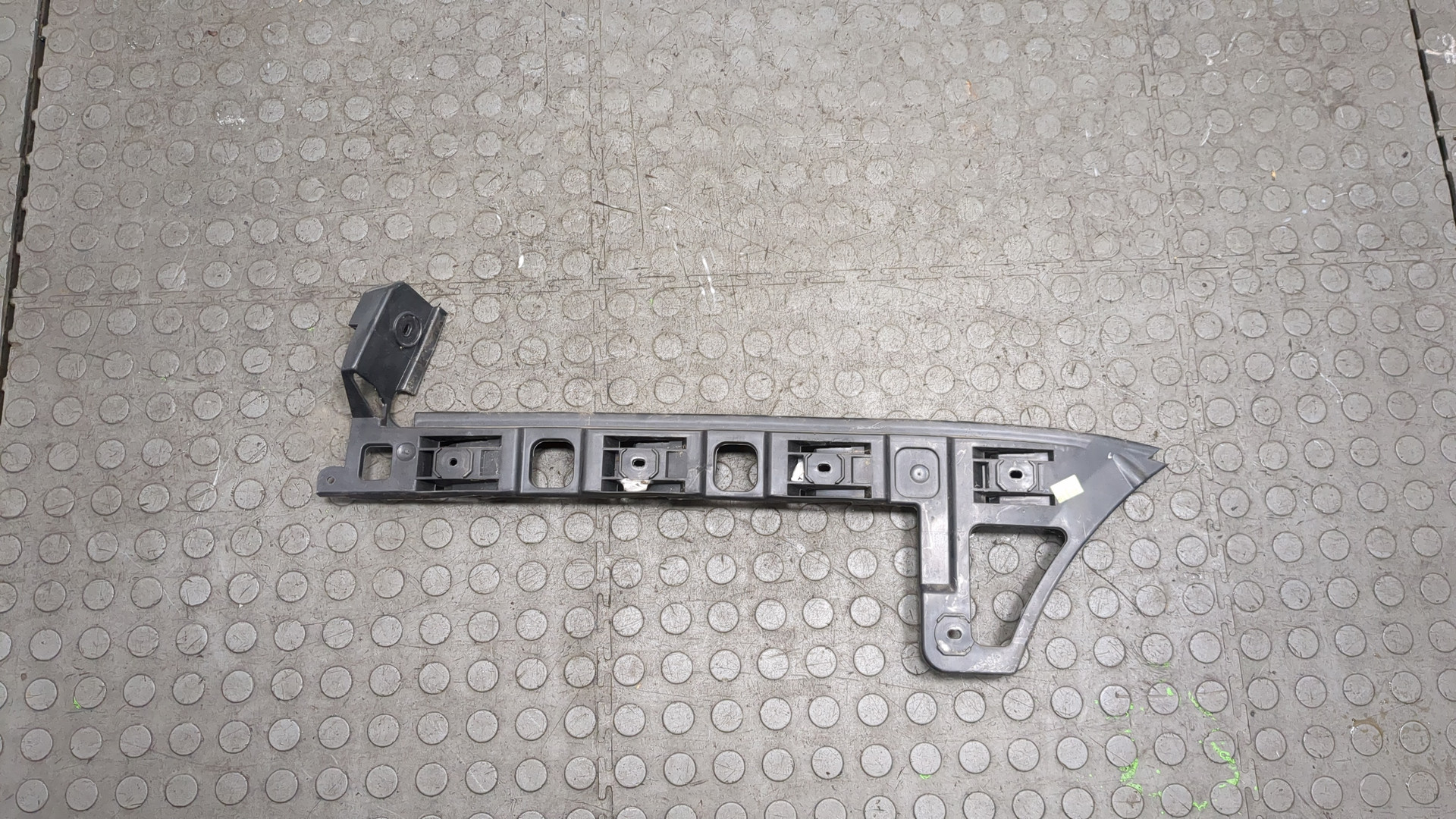 Кронштейн заднего бампера левый