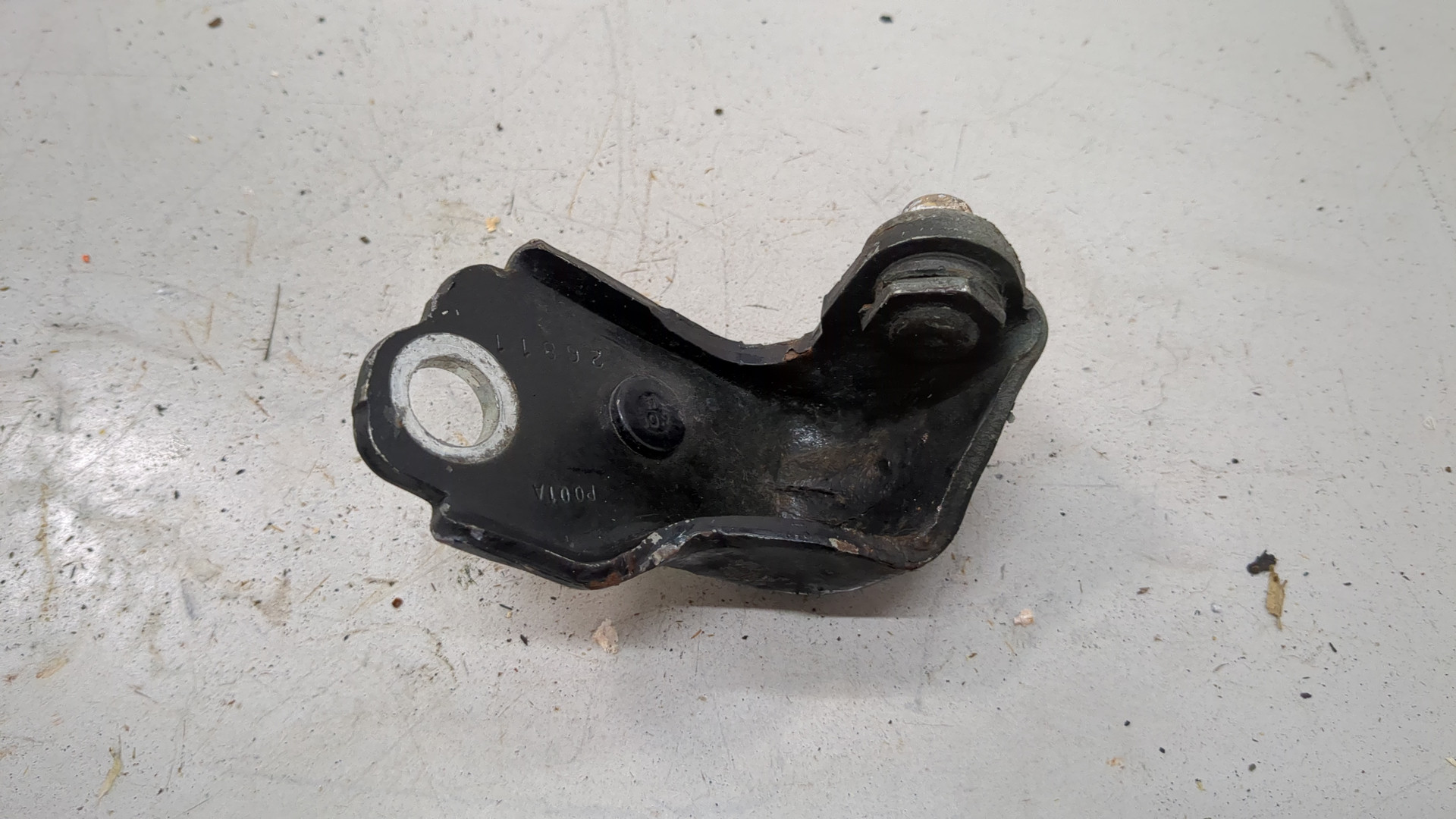 Петля двери