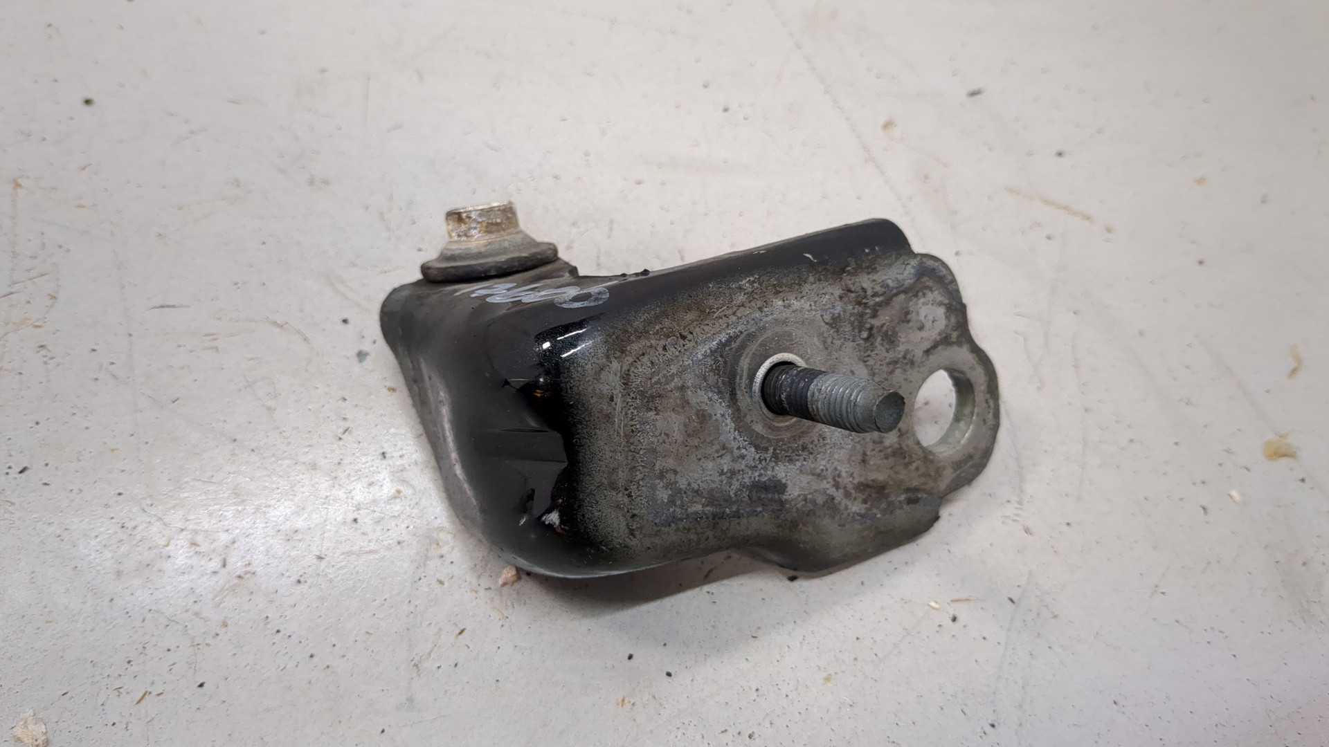 Петля двери