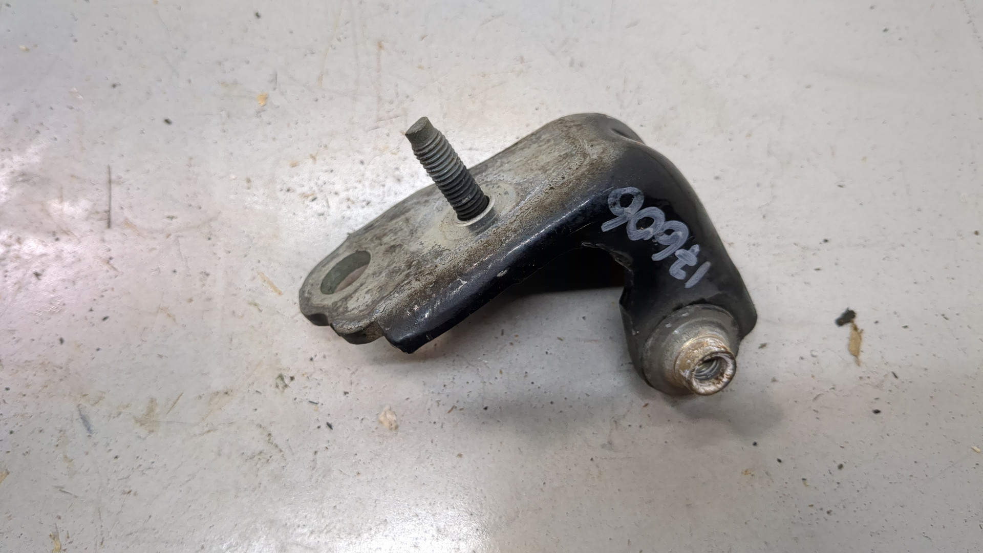 Петля двери