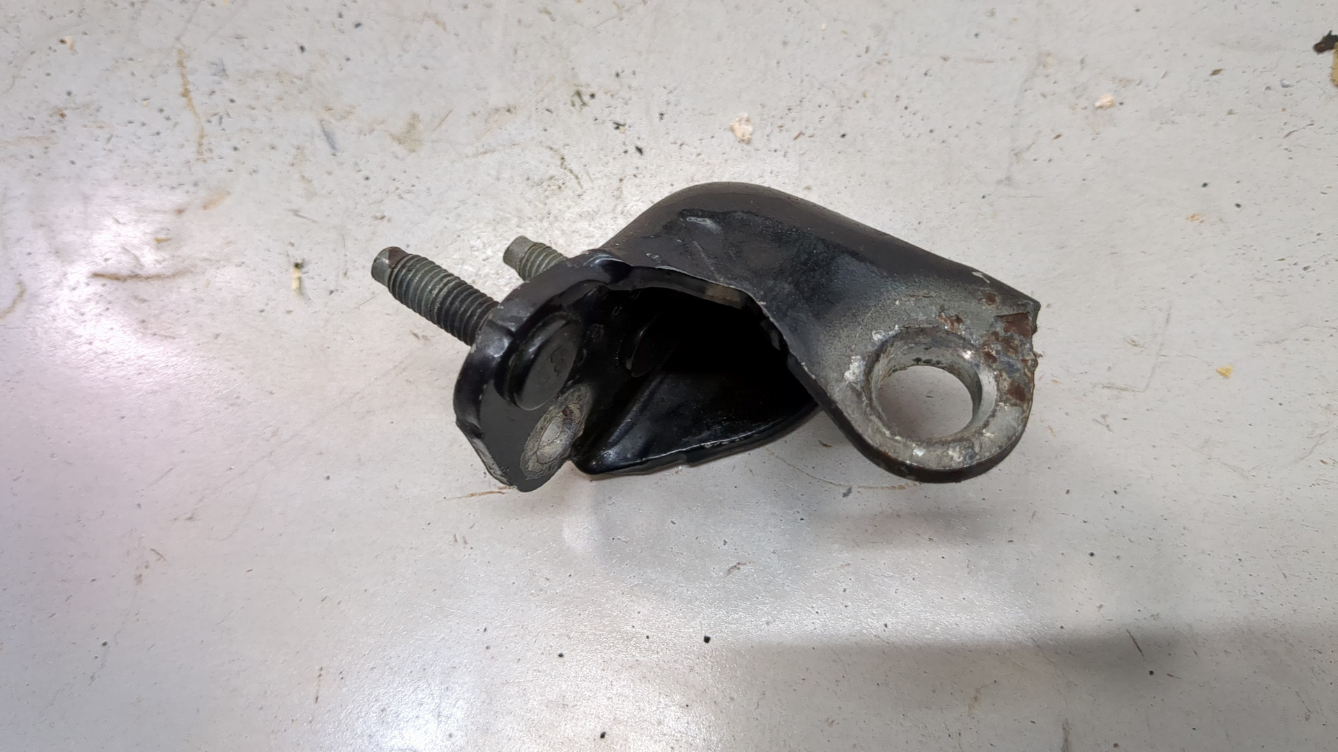 Петля двери