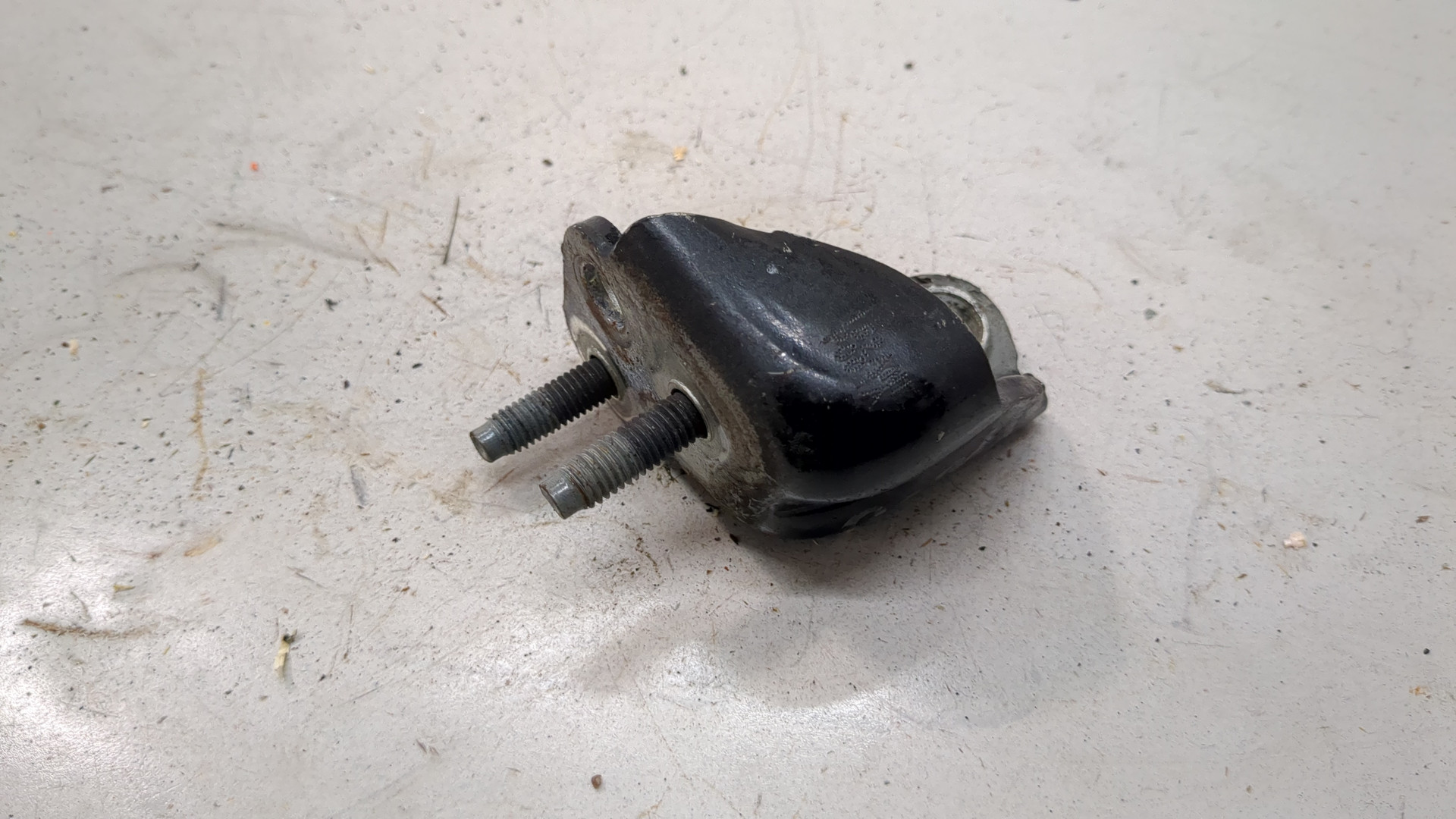 Петля двери