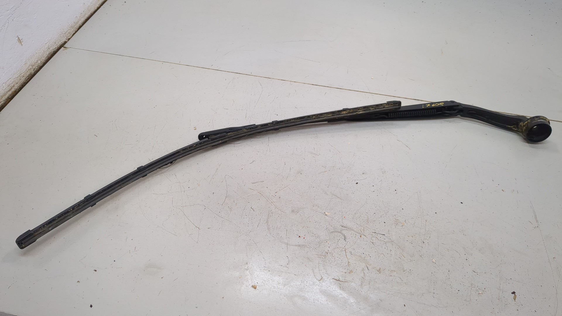 Поводок стеклоочистителя передний правый