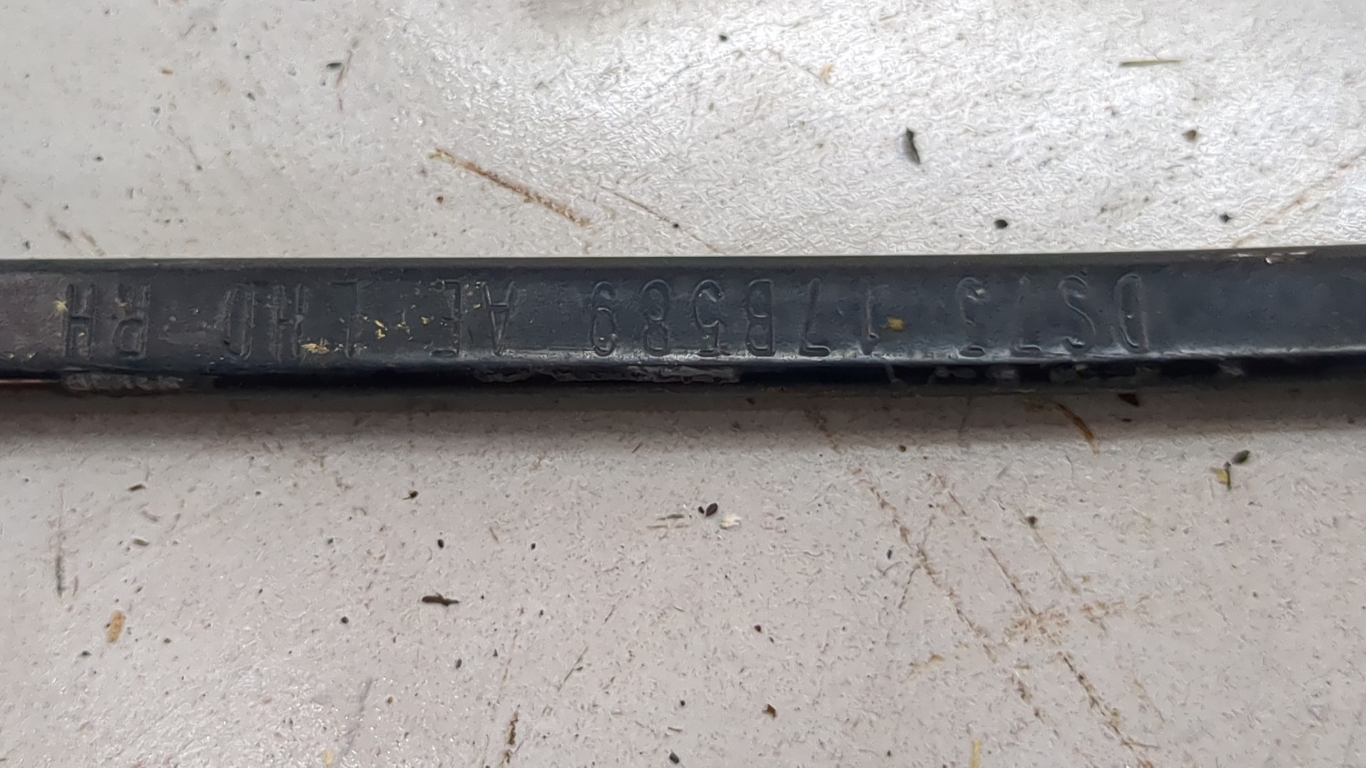 Поводок стеклоочистителя передний правый