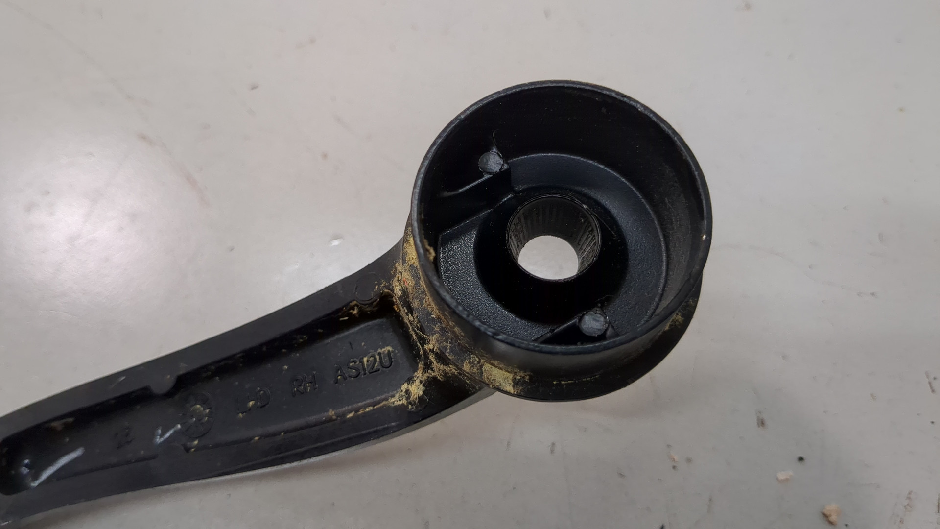 Поводок стеклоочистителя передний правый