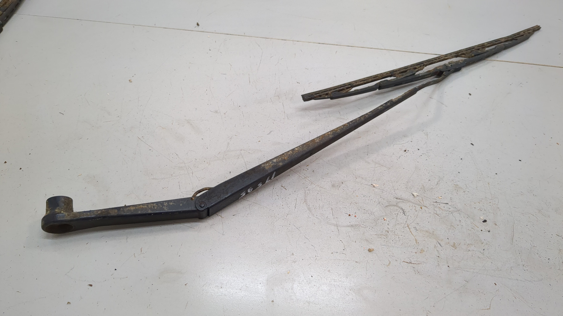 Поводок стеклоочистителя передний правый