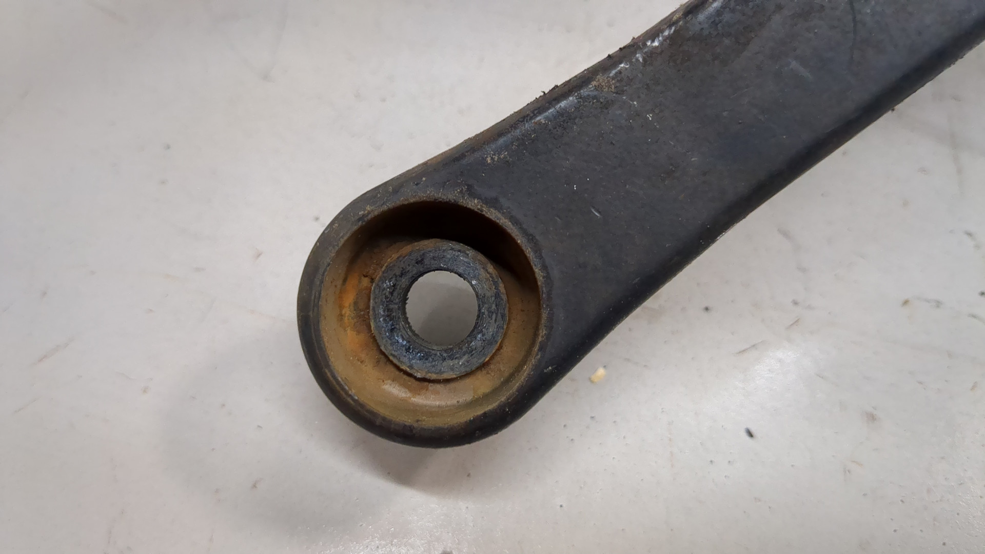 Поводок стеклоочистителя передний правый